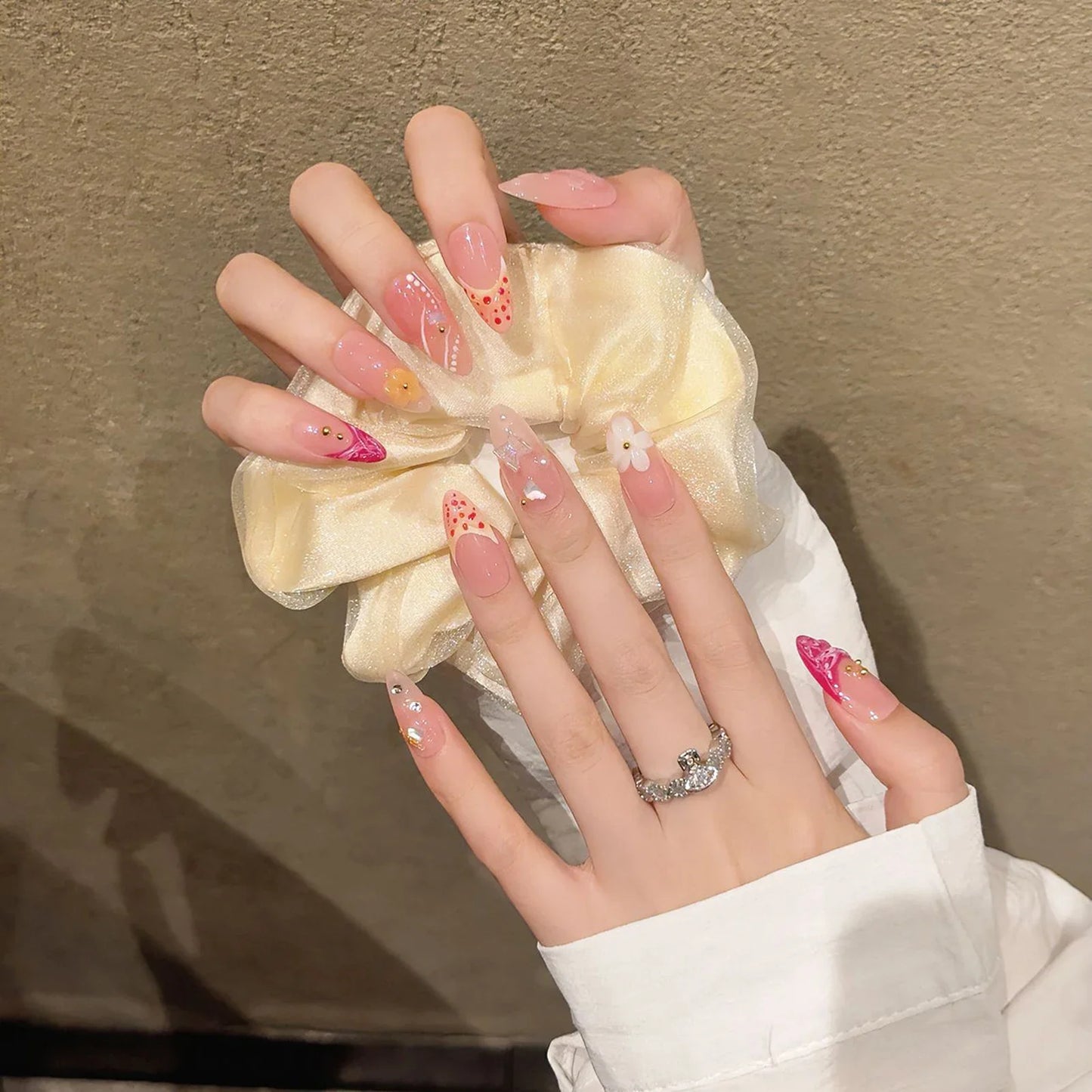 10 uñas postizas de almendra hechas a mano, estilo francés, color rosa claro, con parches de flores y diamantes de imitación.