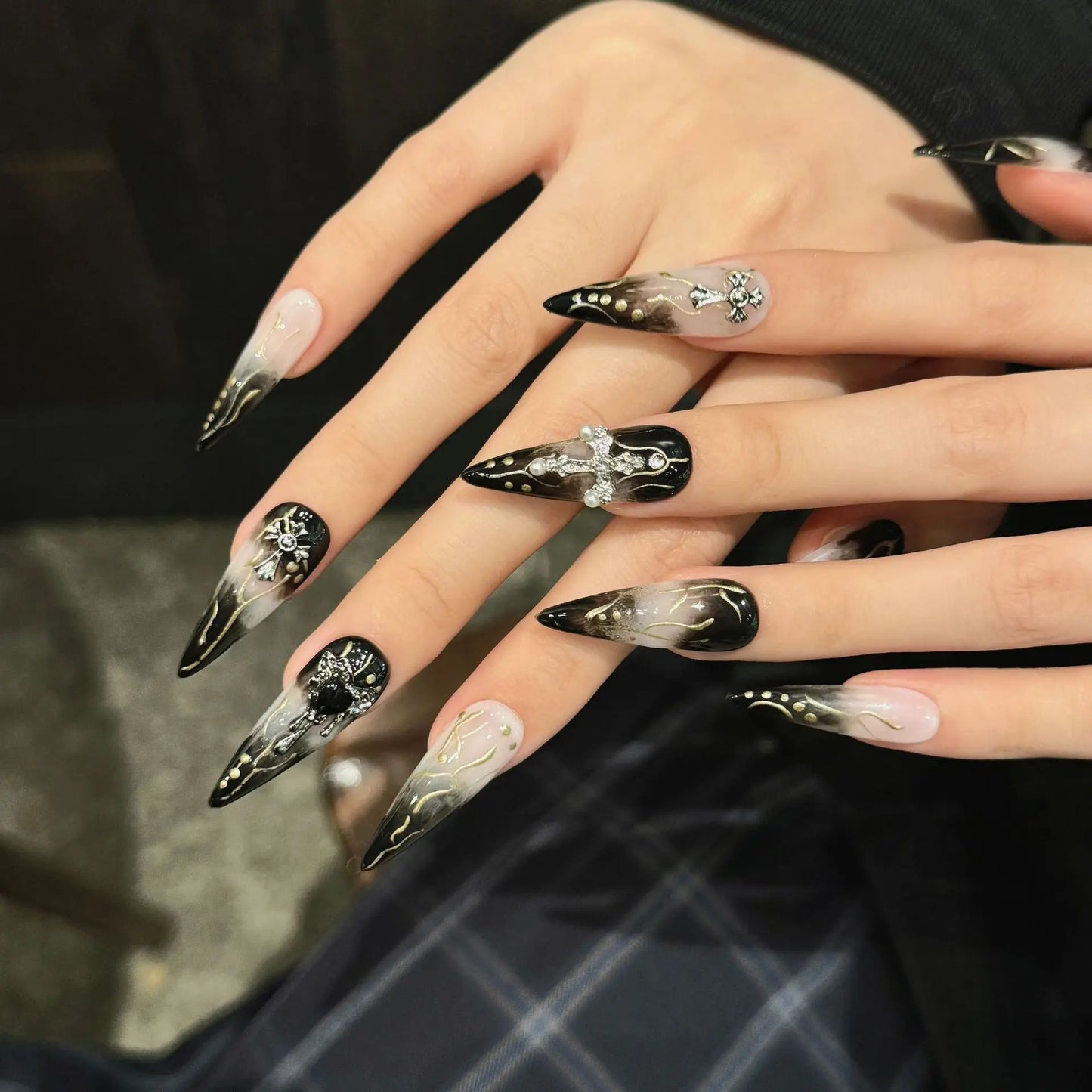 10 uñas postizas largas Y2k con punta de aguja, diseño de corazón y cruz de metal negro degradado, hechas a mano, para manicura DIY.