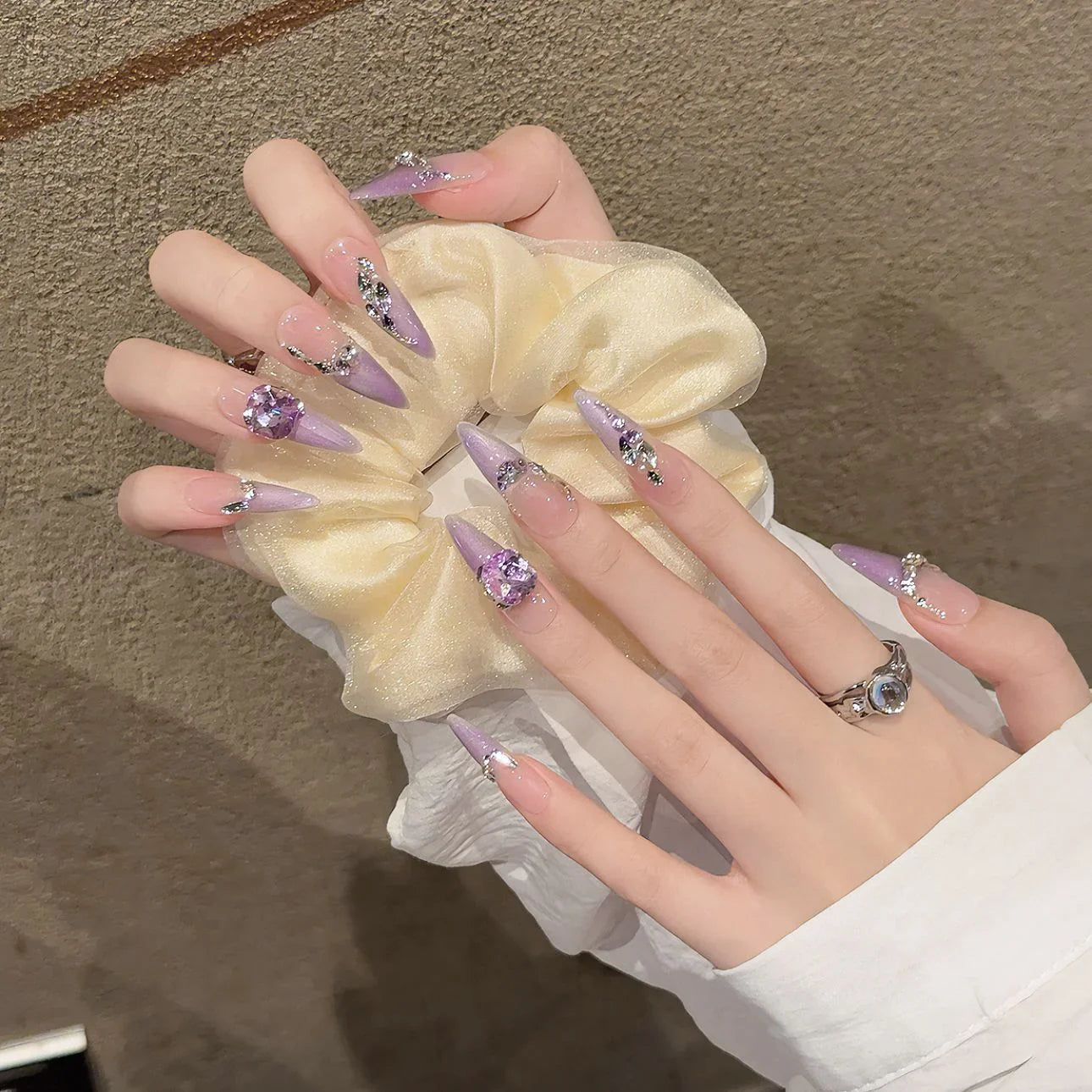 10 parches de uñas postizas moradas estilo francés, hechos a mano, con forma de estilete largo, con diseños de purpurina y diamantes de imitación, uñas postizas coreanas.