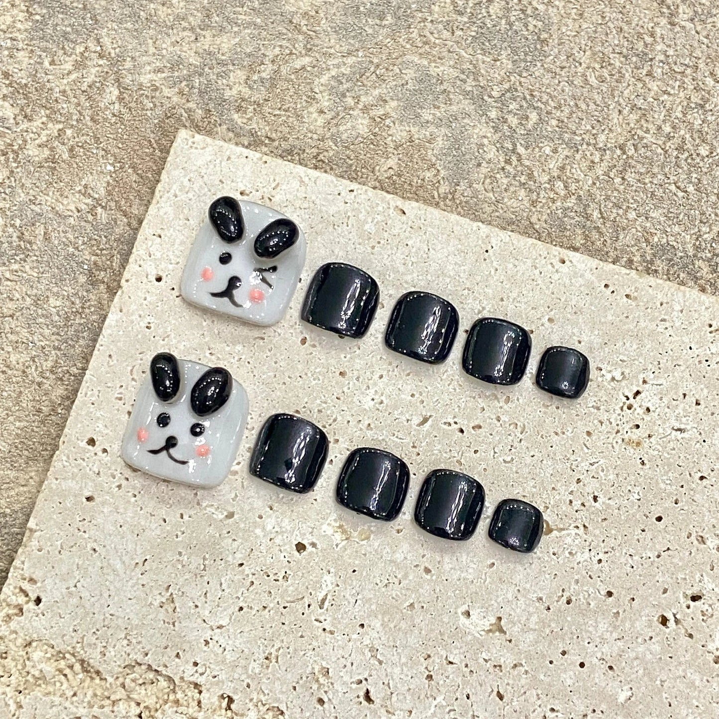 10 uñas postizas de cachorro pintadas a mano, cortas, cuadradas, negras y blancas, con diseño creativo y adhesivo.
