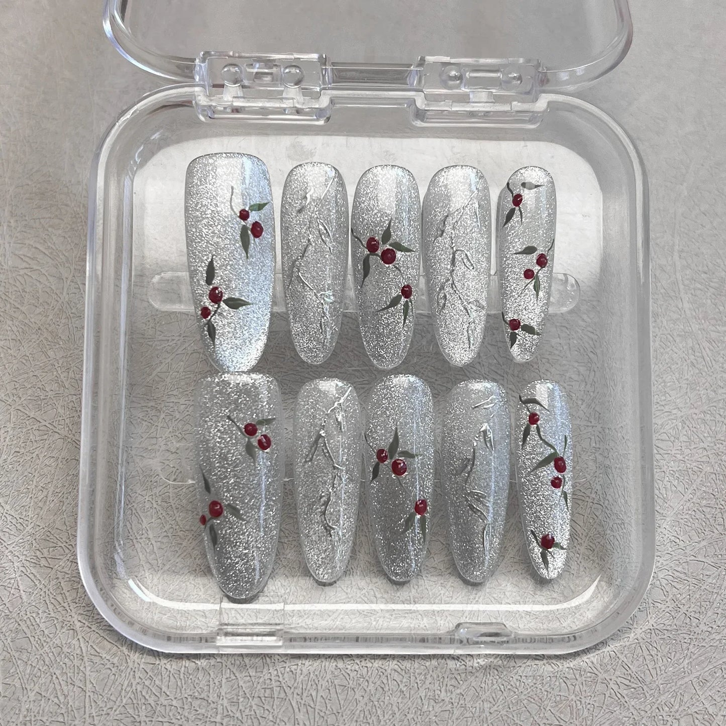 10 uñas postizas plateadas hechas a mano, largas, almendradas, con destellos, estilo ojo de gato, uñas postizas pintadas a mano con diseños de cerezas para mujer.