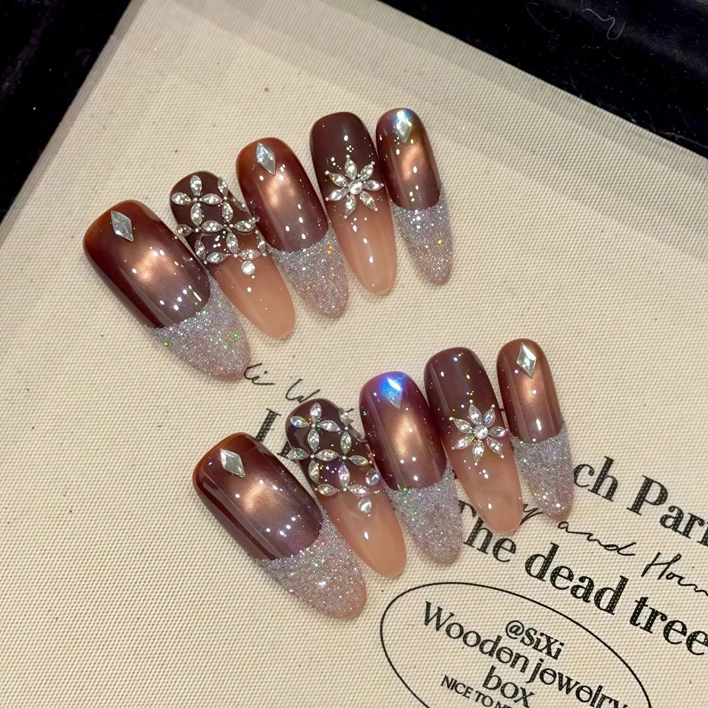 10 uñas postizas hechas a mano con diseño de nieve esmerilada morada y decoración de diamantes, estilo francés, tamaño mediano T