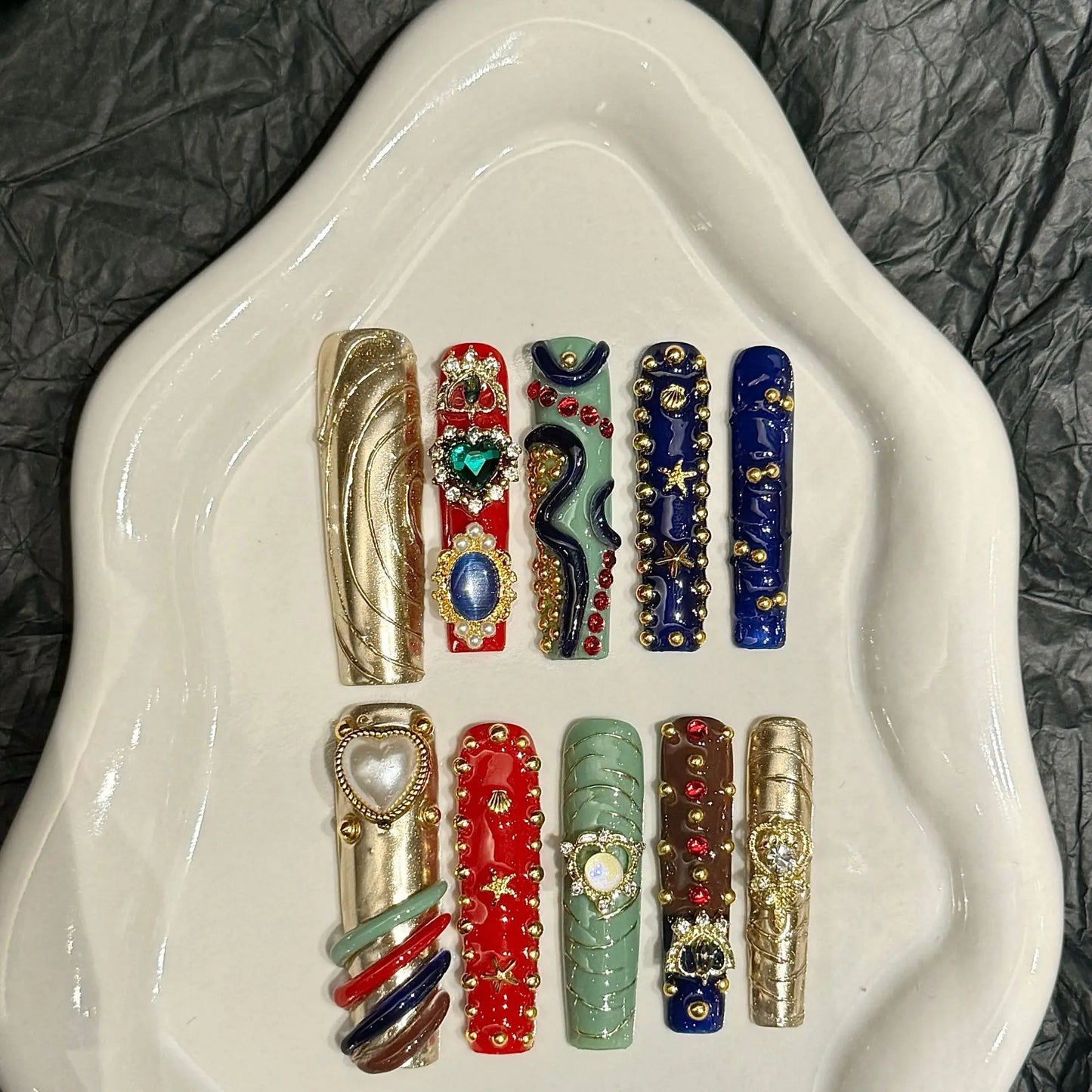 10 uñas postizas hechas a mano, largas, con diseño de ataúd, estrellas doradas, corazones y perlas, de lujo, para mujeres y niñas.