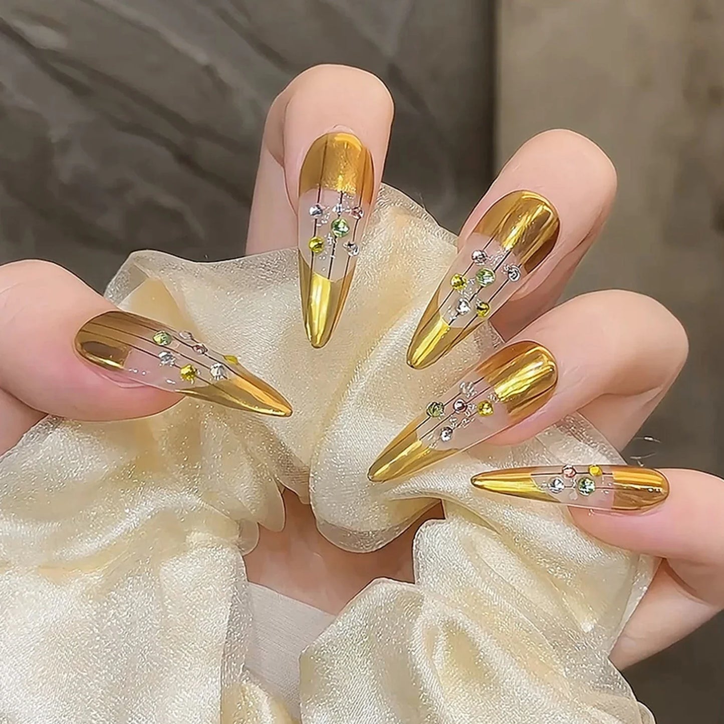 10 uñas postizas doradas hechas a mano, ligeras y lujosas, con diseños de diamantes brillantes, parches de uñas postizas almendradas largas desmontables.