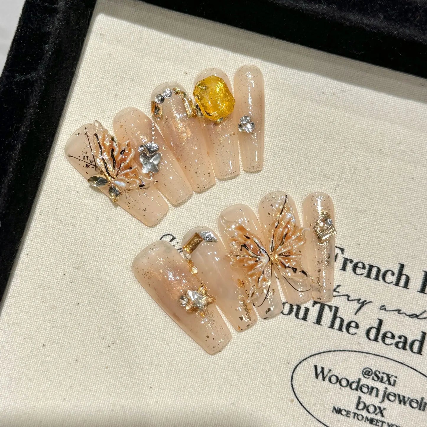 10 uñas postizas de otoño hechas a mano, de longitud media, con diseño de escalera y flores doradas, estilo francés blanco para mujer.