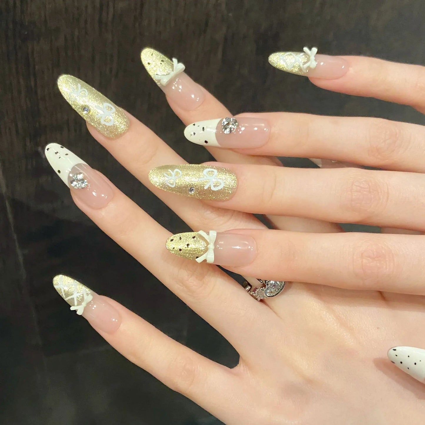 10 uñas postizas hechas a mano, estilo kawaii, almendra blanca, lazo francés, decoración, polvo dorado brillante, ojo de gato, uñas postizas dulces.