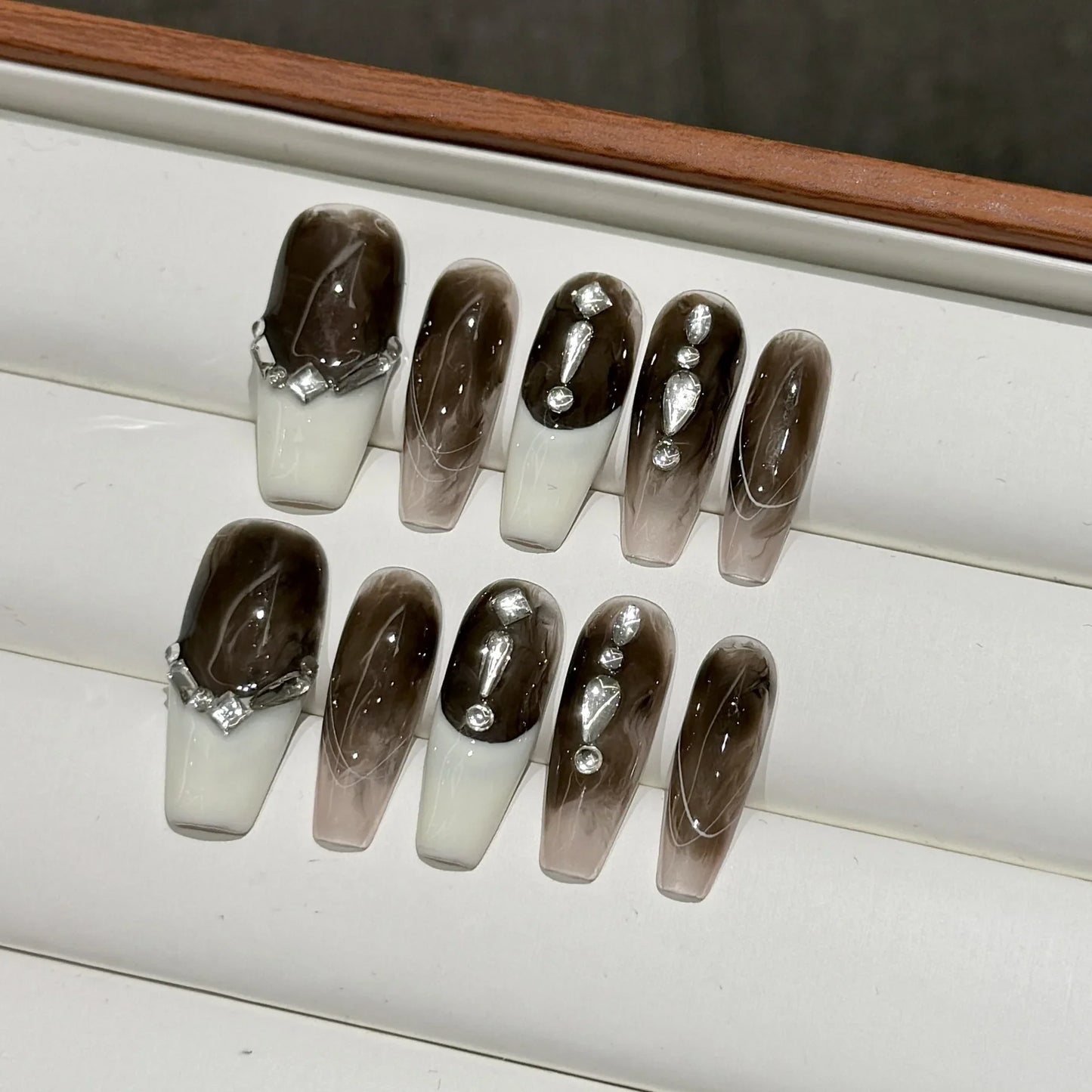 10 uñas postizas de otoño hechas a mano, de longitud media, con diseño de escalera y flores doradas, estilo francés blanco para mujer.