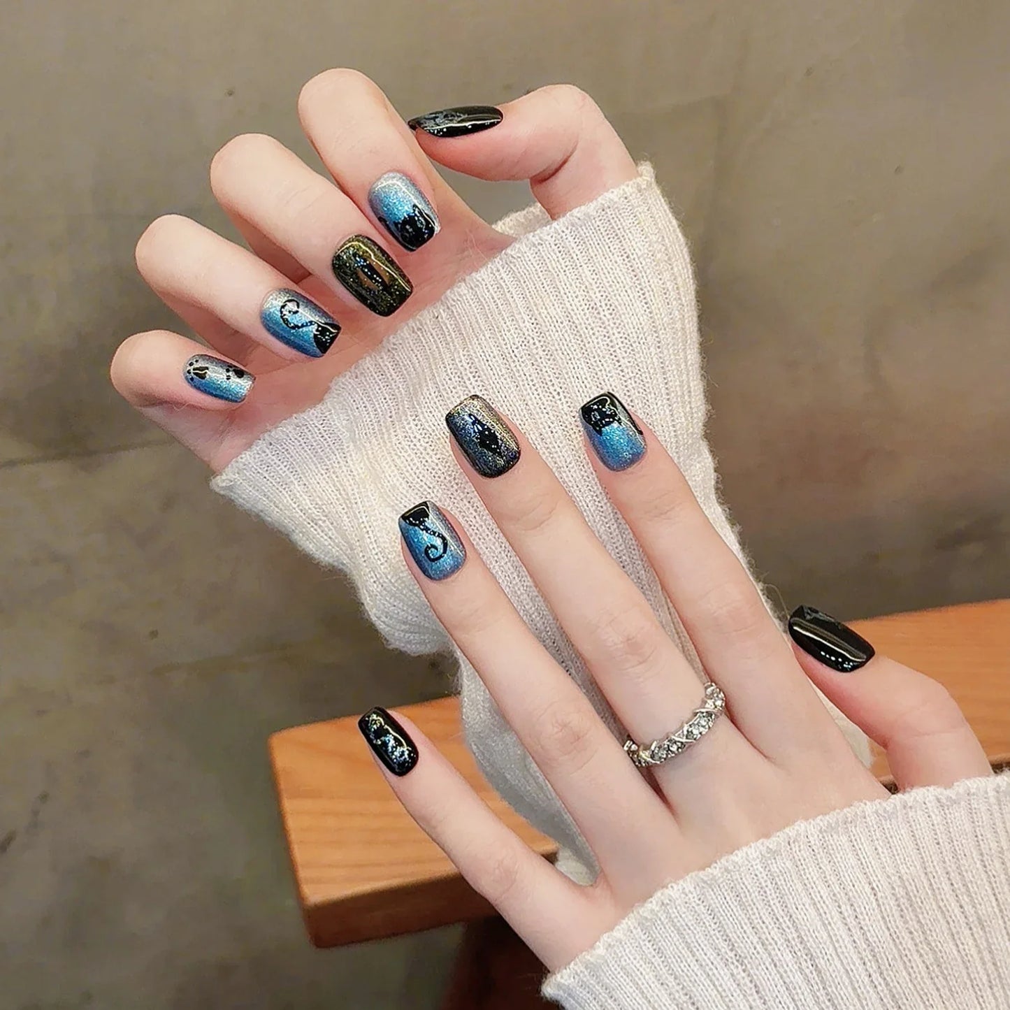 10 uñas postizas brillantes en azul y negro, hechas a mano, cortas, cuadradas, con diseño de gato, pintadas a mano.