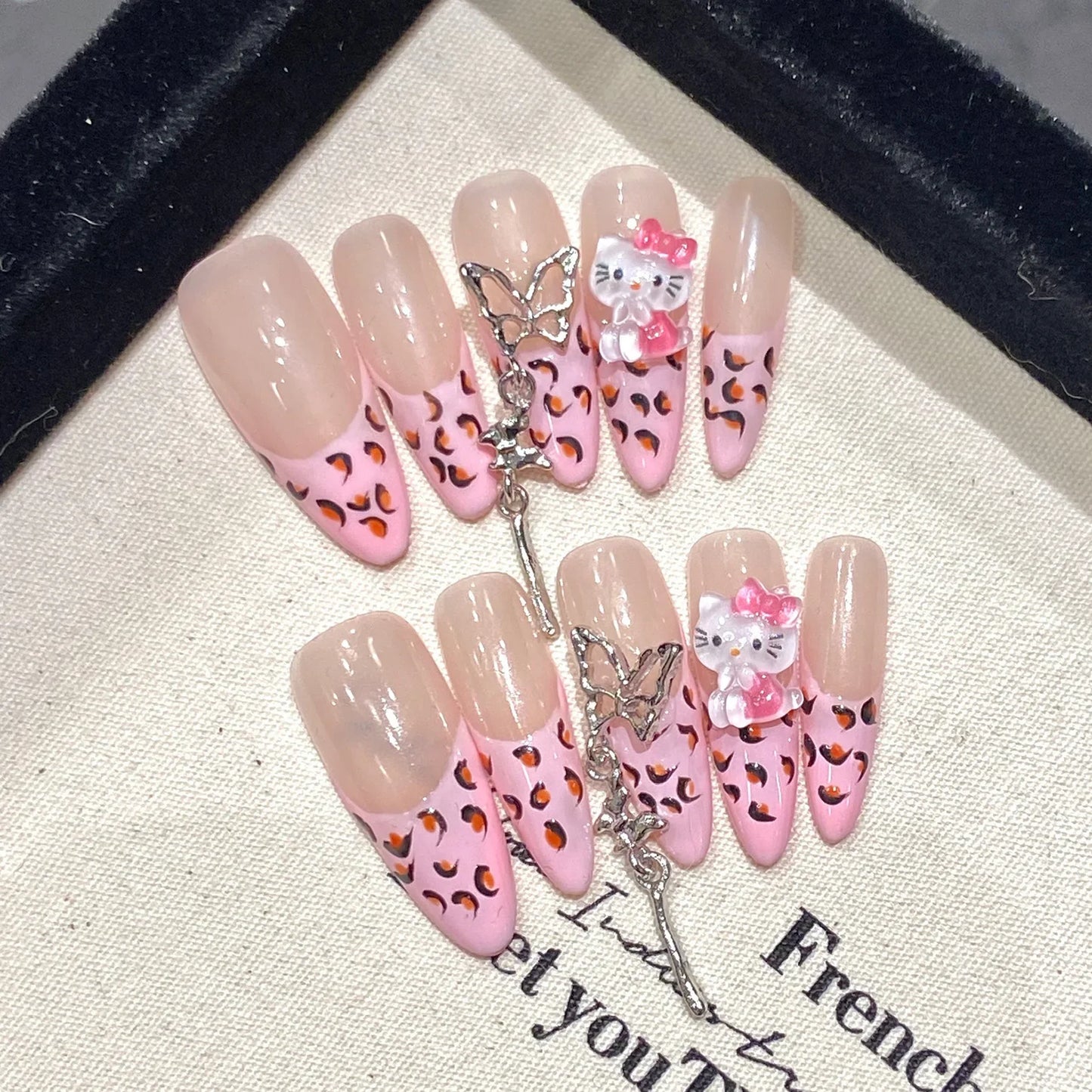 10 parches de uñas postizas francesas rosas, hechos a mano, con diseño de almendras largas, con estampado de leopardo y cadena de metal.