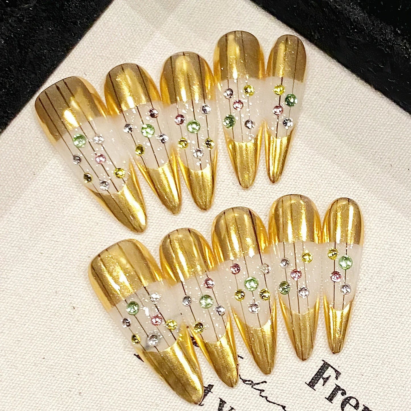 10 uñas postizas doradas hechas a mano, ligeras y lujosas, con diseños de diamantes brillantes, parches de uñas postizas almendradas largas desmontables.