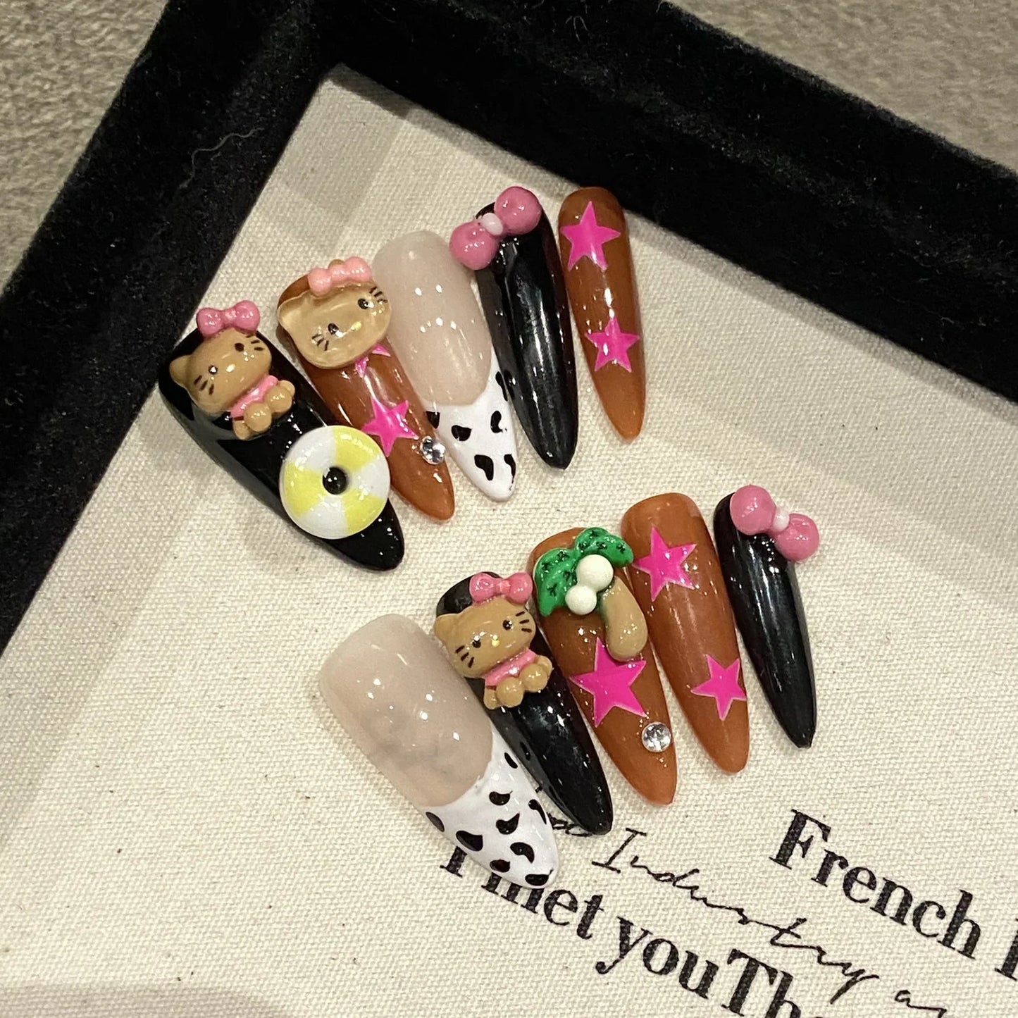 10 parches de uñas postizas francesas rosas, hechos a mano, con diseño de almendras largas, con estampado de leopardo y cadena de metal.