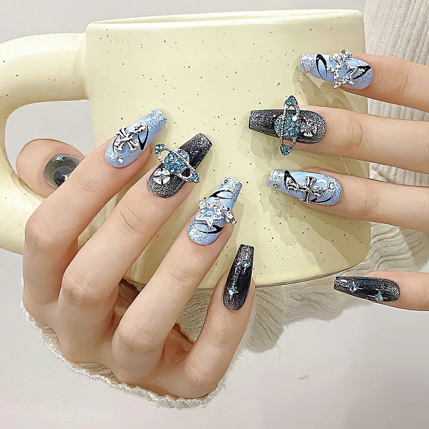 10 uñas postizas estilo Y2k, hechas a mano, en azul brillante, con diseños de cruz de diamantes brillantes, uñas postizas desmontables.