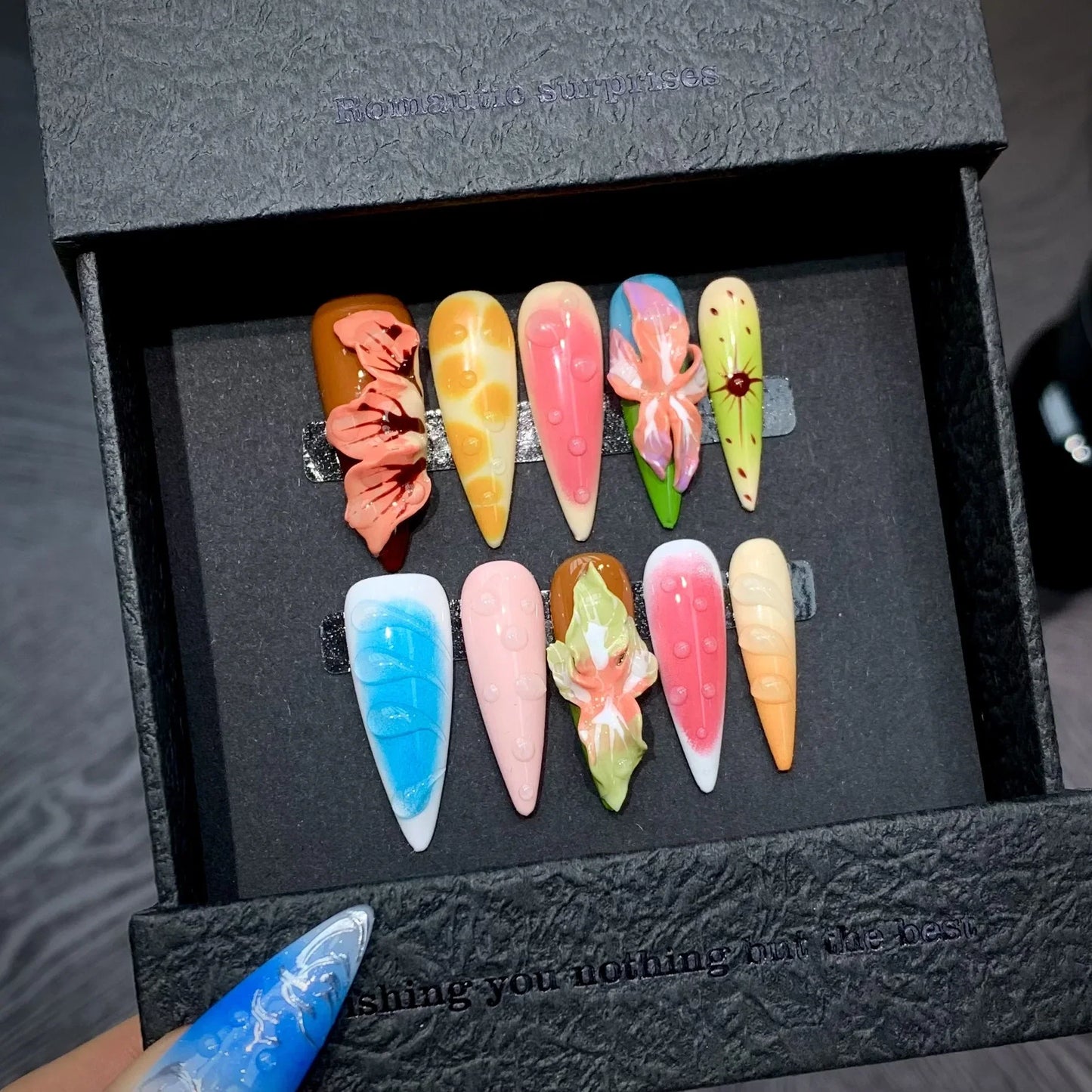 10 uñas postizas de flores tropicales hechas a mano, coloridas, para el día de verano, con dopamina, largas, de aguja, con manicura fresca y dulce.