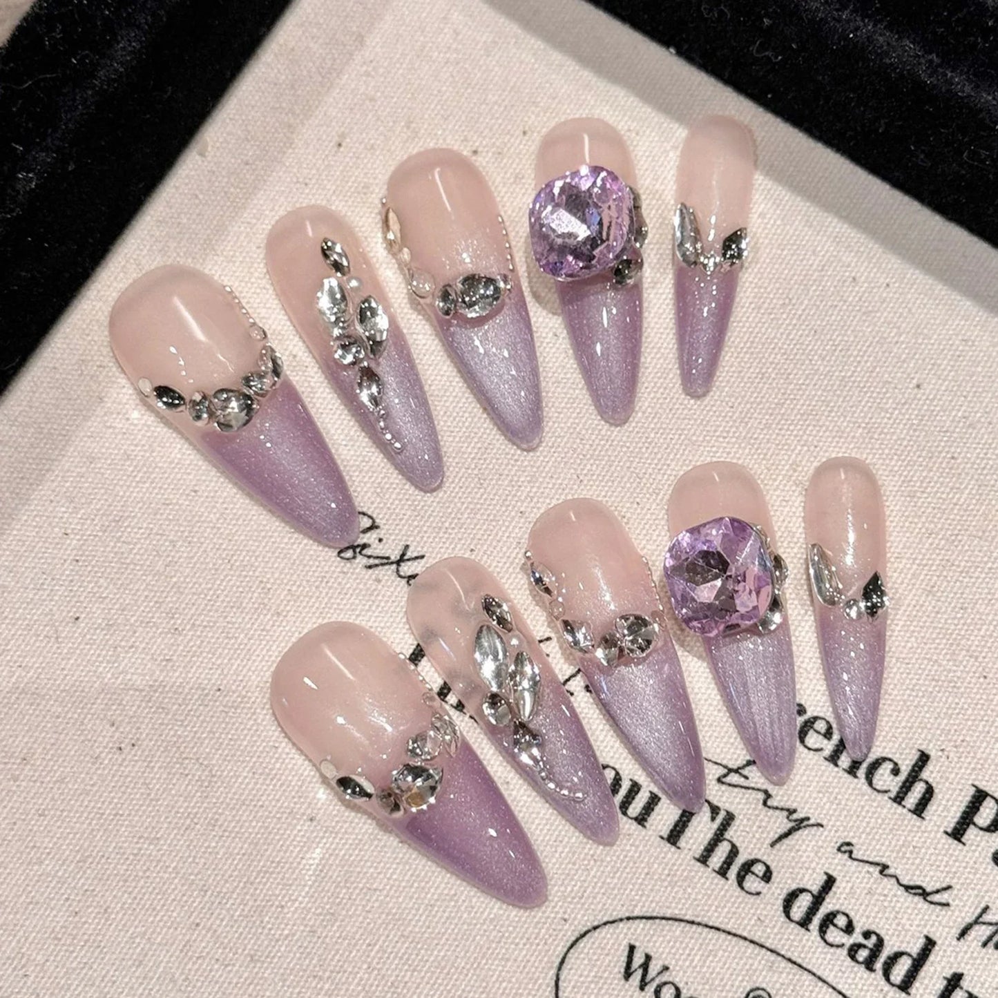 10 parches de uñas postizas moradas estilo francés, hechos a mano, con forma de estilete largo, con diseños de purpurina y diamantes de imitación, uñas postizas coreanas.