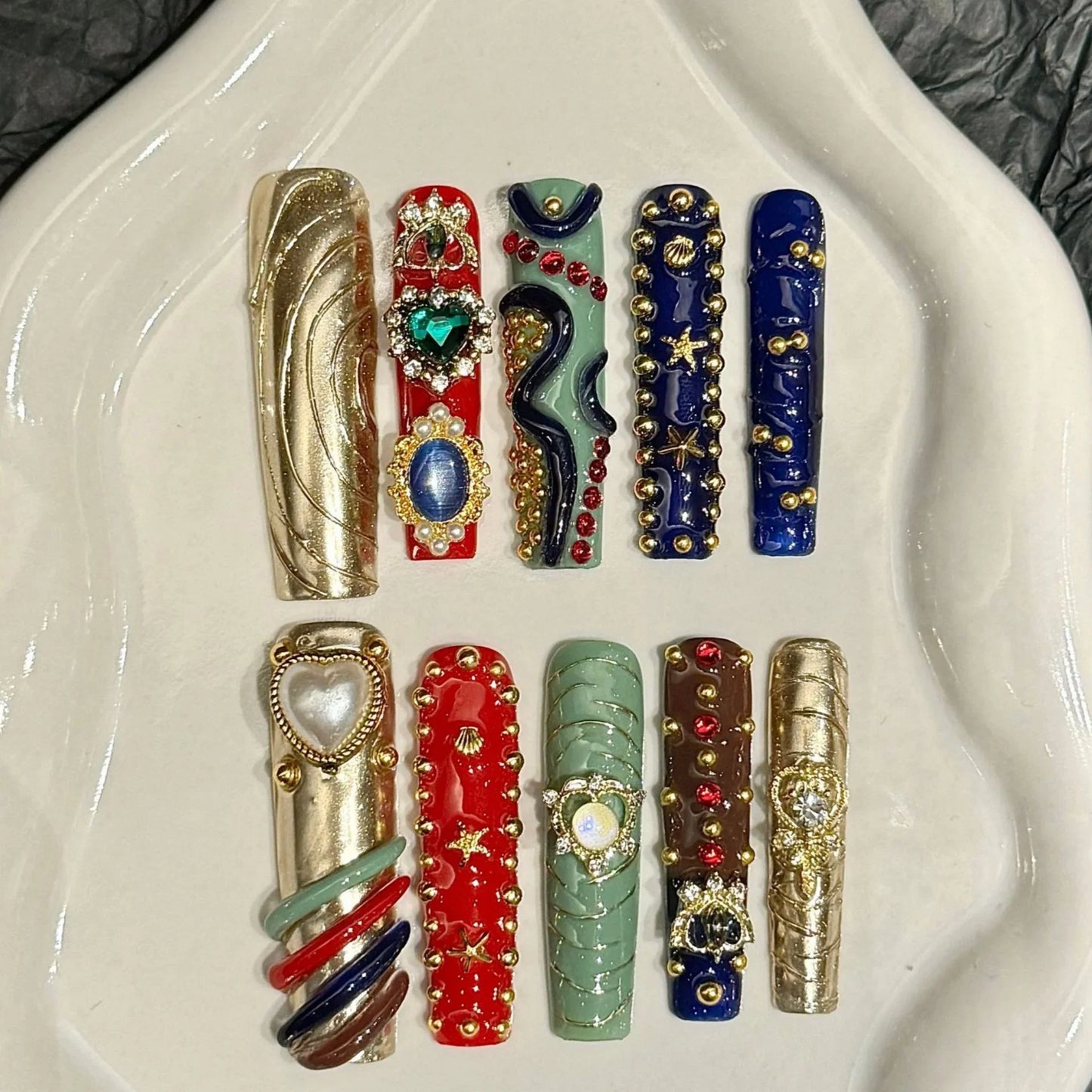 10 uñas postizas hechas a mano, largas, con diseño de ataúd, estrellas doradas, corazones y perlas, de lujo, para mujeres y niñas.