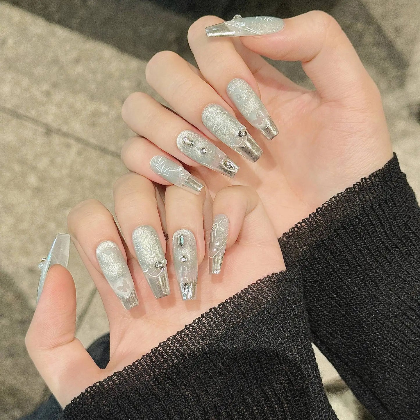 10 uñas postizas hechas a mano, estilo chino, plateadas, con puntas francesas, pintadas a mano, con hojas de bambú, perlas y diamantes.