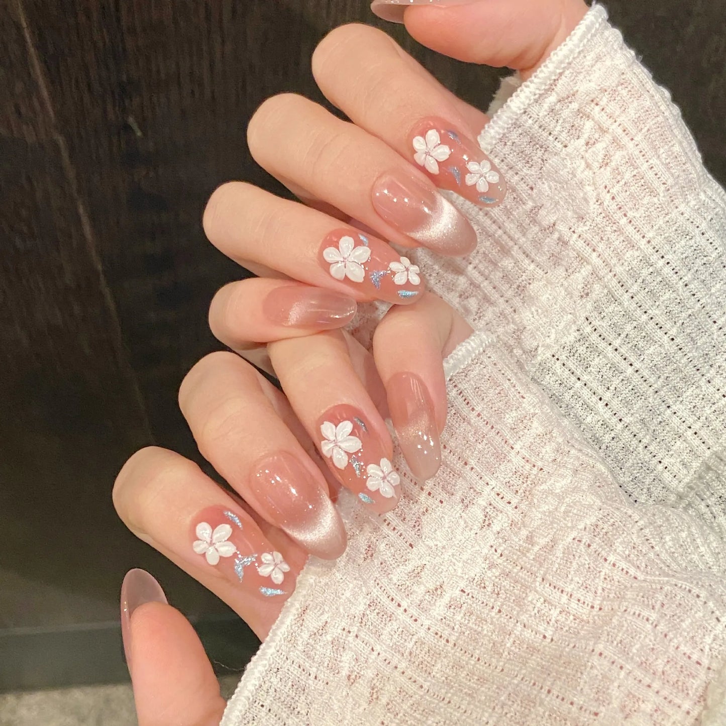 10 uñas postizas de flores blancas pintadas a mano, brillantes, color rosa almendra, estilo ojo de gato, desmontables, estilo primaveral.