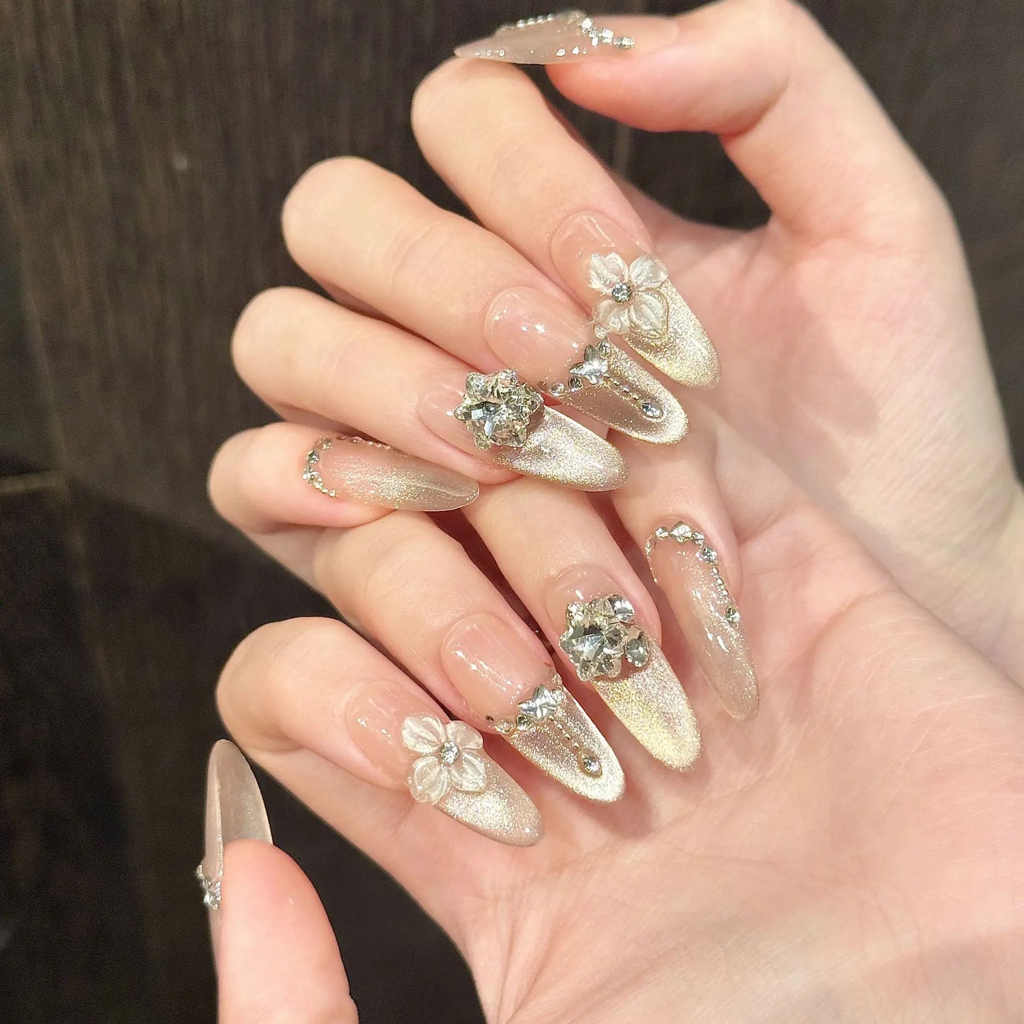 10 uñas postizas largas de almendra, estilo ballet, transparentes, con diseño de ojo de gato en 3D, hechas a mano, con flores talladas y diamantes de imitación.