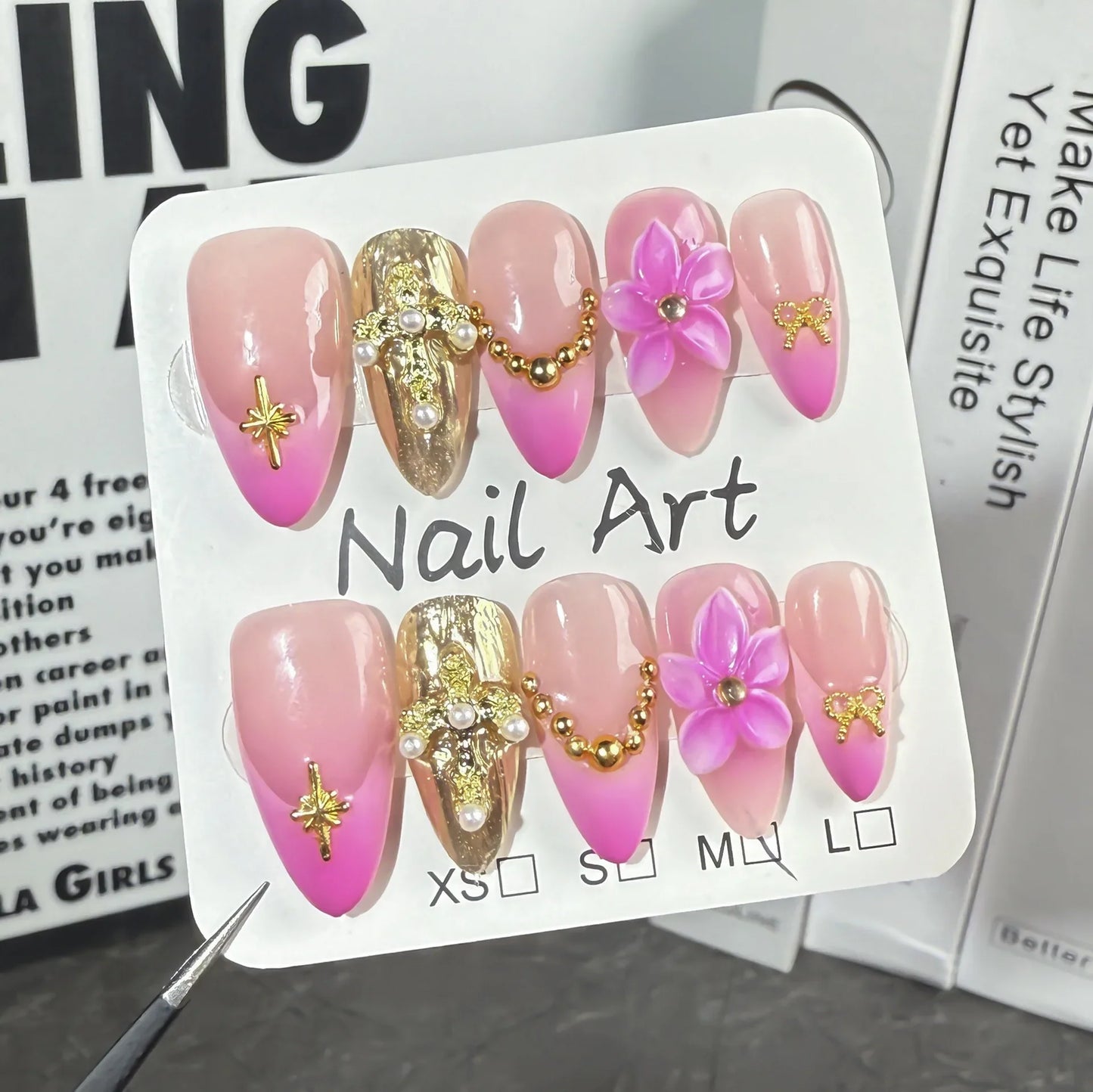 10 uñas postizas estilo francés rosa, talladas a mano, con flores doradas y perlas, con punta de almendra transparente.