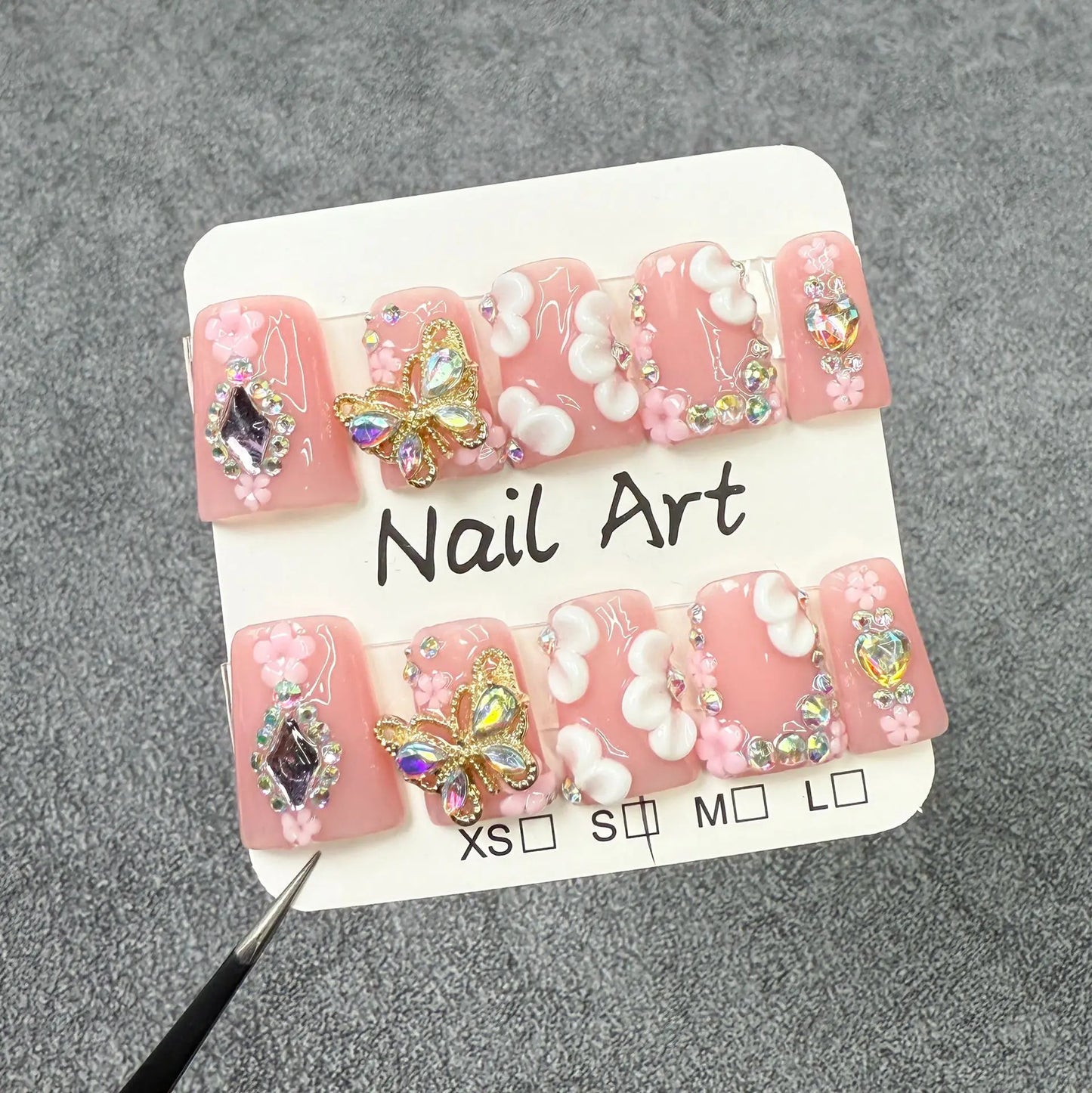 10 uñas postizas cortas rosas con diseño de pico de pato, frescas y dulces, hechas a mano con flores blancas 3D, de metal dorado y decoración de mariposas.