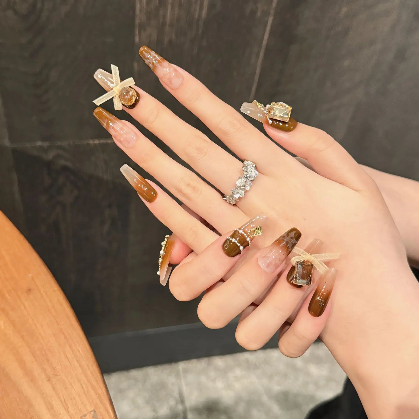 10 uñas postizas degradadas marrones otoñales con brillantes diamantes de imitación, lazos, cadena, hechas a mano, de longitud media, para manicura de ballet.