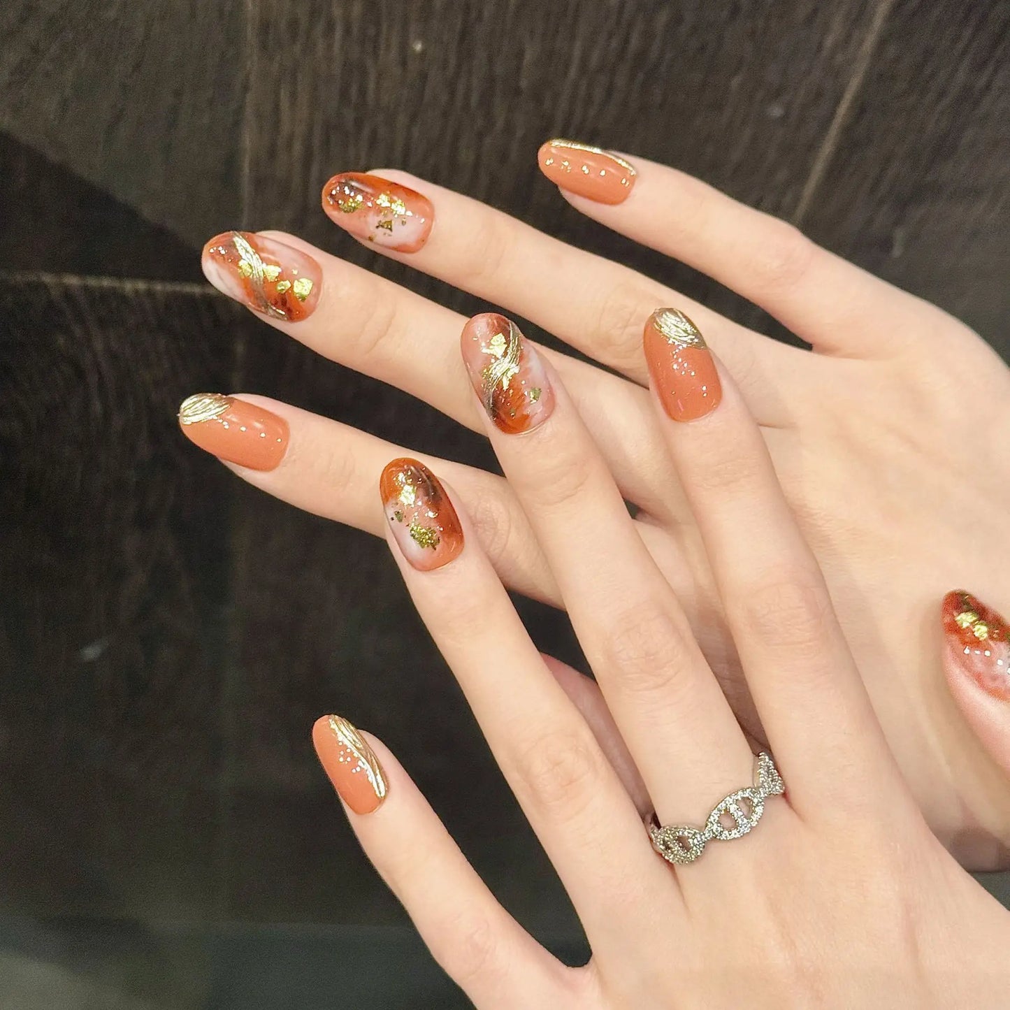 10 uñas postizas hechas a mano con diseño de lámina dorada brillante y naranja, estilo japonés, para mujeres y niñas.