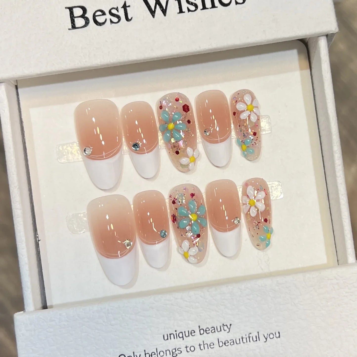 10 uñas postizas románticas de rosas hechas a mano con diseños de flores rojas pintadas a mano, uñas postizas cortas estilo almendra francesa.