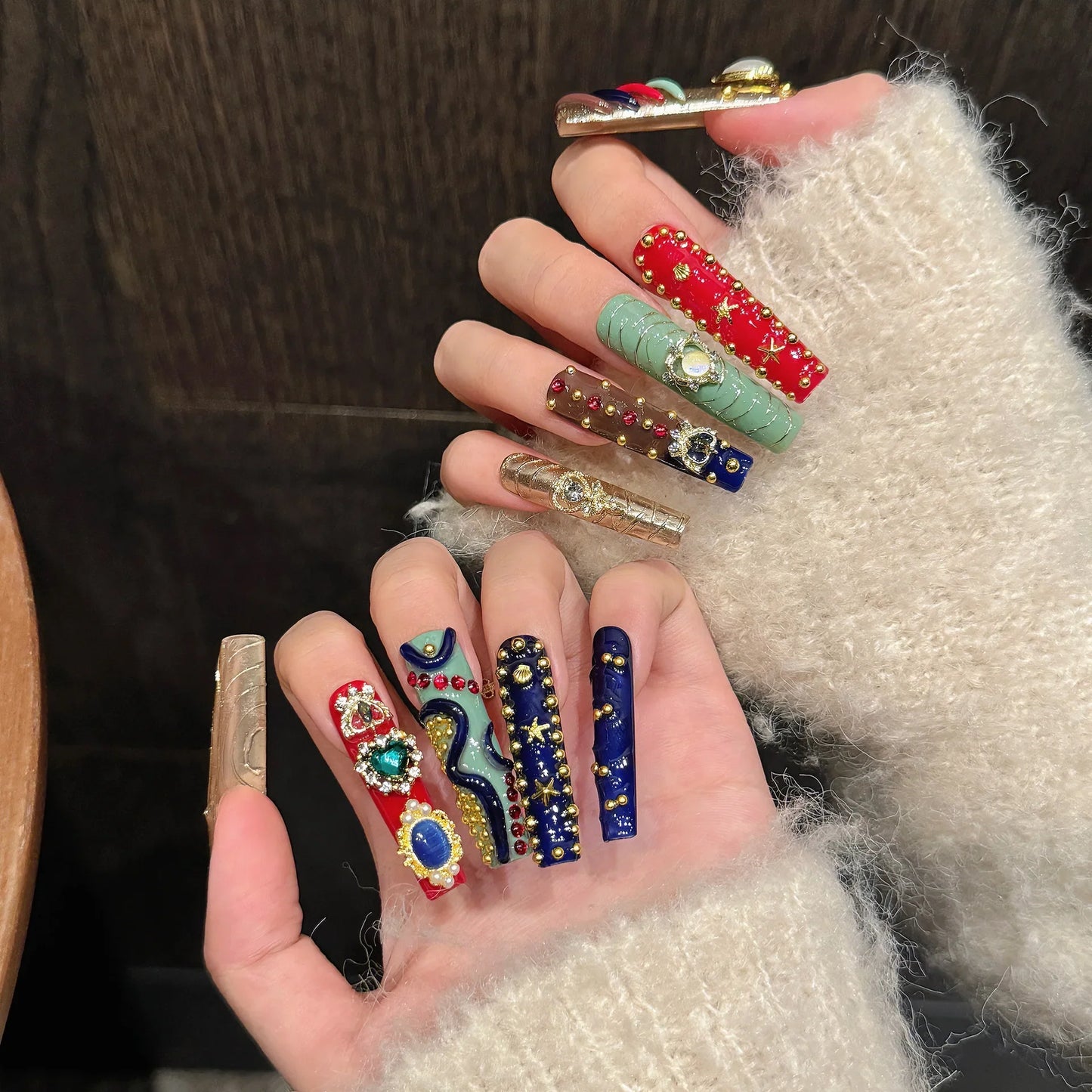 10 uñas postizas hechas a mano, largas, con diseño de ataúd, estrellas doradas, corazones y perlas, de lujo, para mujeres y niñas.
