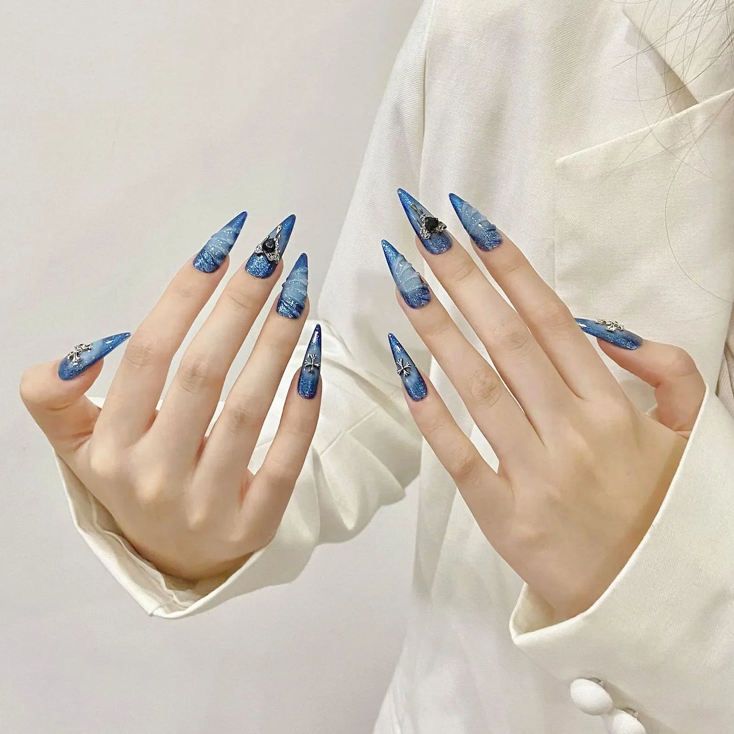 10 uñas postizas de aguja largas hechas a mano en azul brillante con diseño de corazón de metal y ondas de agua 3D.