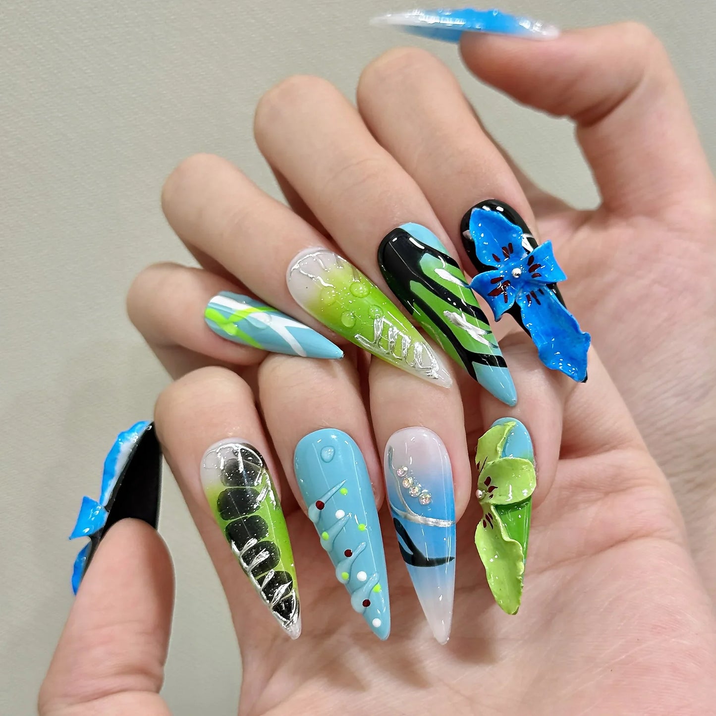 10 uñas postizas hechas a mano, bonitas y geniales, estilo Y2k, largas, de aguja, azules, con flores talladas en 3D, estilo hawaiano, para verano.