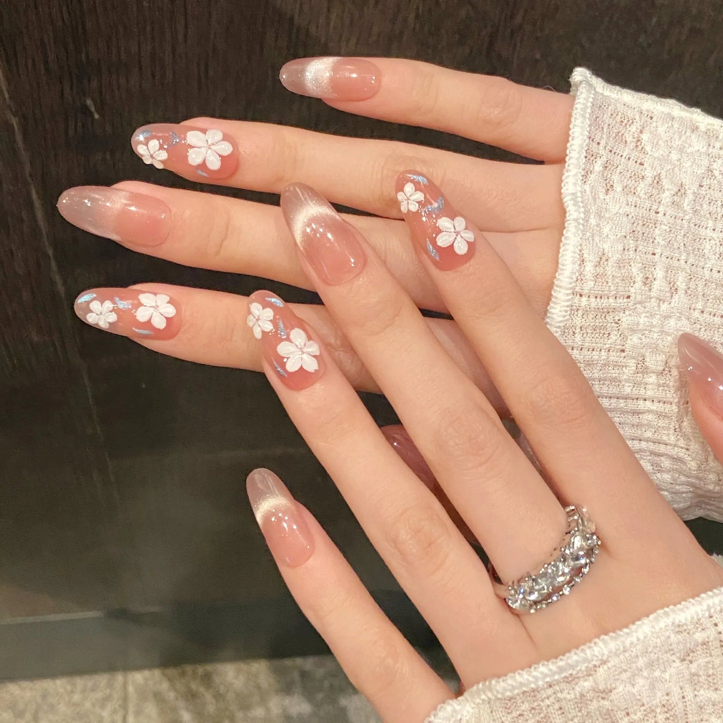 10 uñas postizas de flores blancas pintadas a mano, brillantes, color rosa almendra, estilo ojo de gato, desmontables, estilo primaveral.
