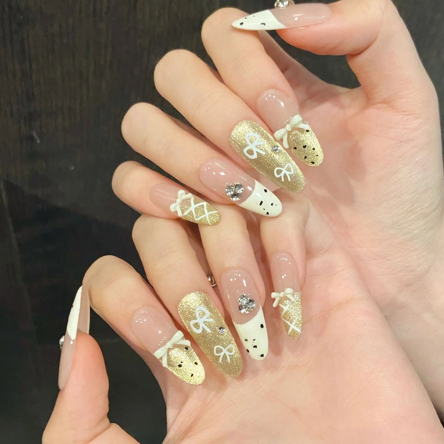 10 uñas postizas hechas a mano, estilo kawaii, almendra blanca, lazo francés, decoración, polvo dorado brillante, ojo de gato, uñas postizas dulces.