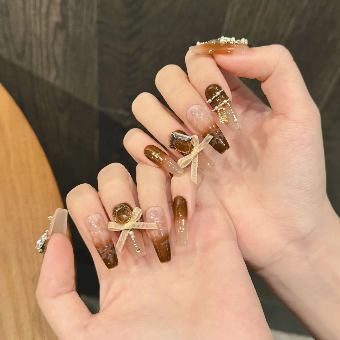 10 uñas postizas degradadas marrones otoñales con brillantes diamantes de imitación, lazos, cadena, hechas a mano, de longitud media, para manicura de ballet.