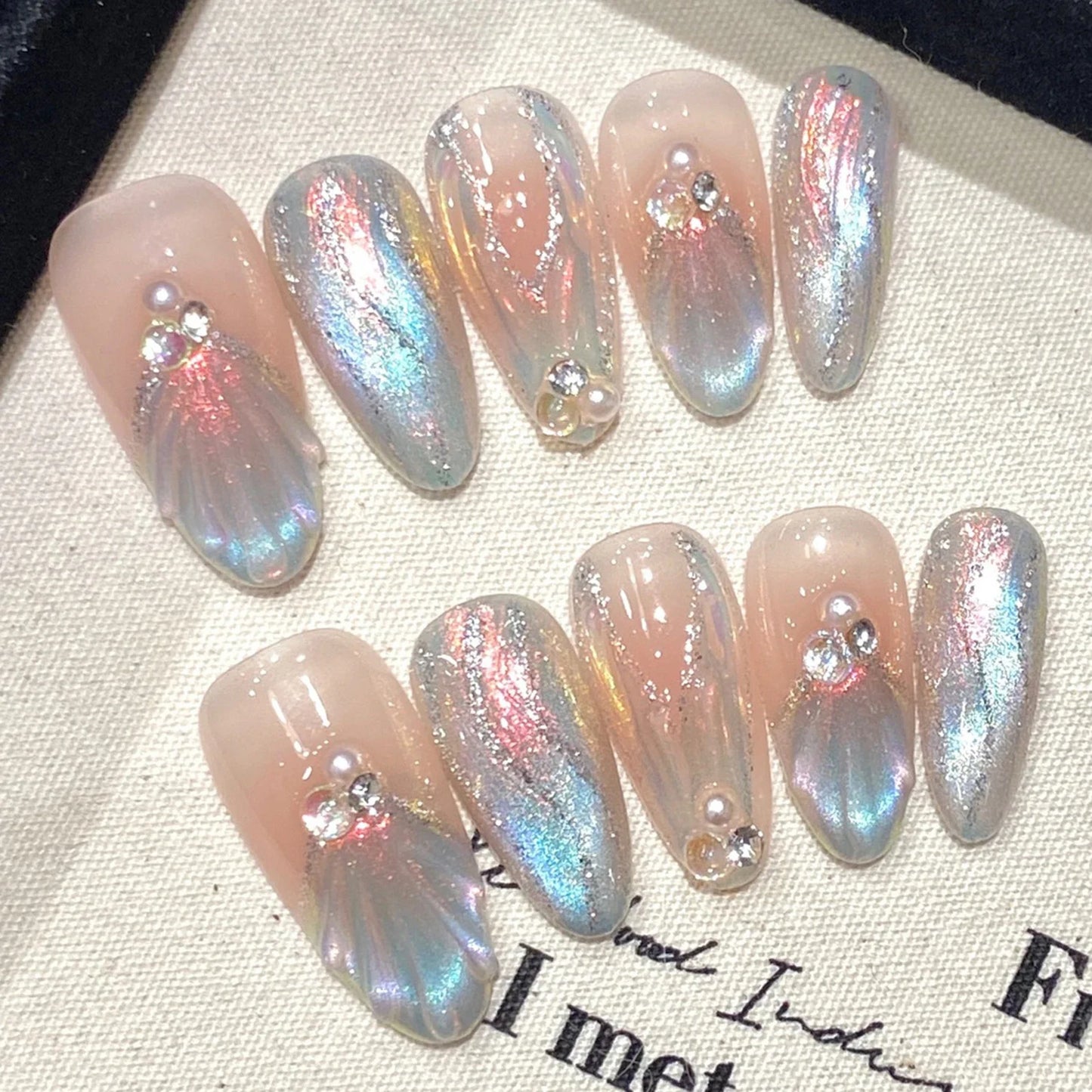 10 Stück handgefertigte künstliche Meerjungfrau-Nägel, kurz, mandelglänzend, Katzenauge, zum Aufdrücken der Nägel mit 3D-Schwanen-Designs, lila, französische falsche Nagelspitzen