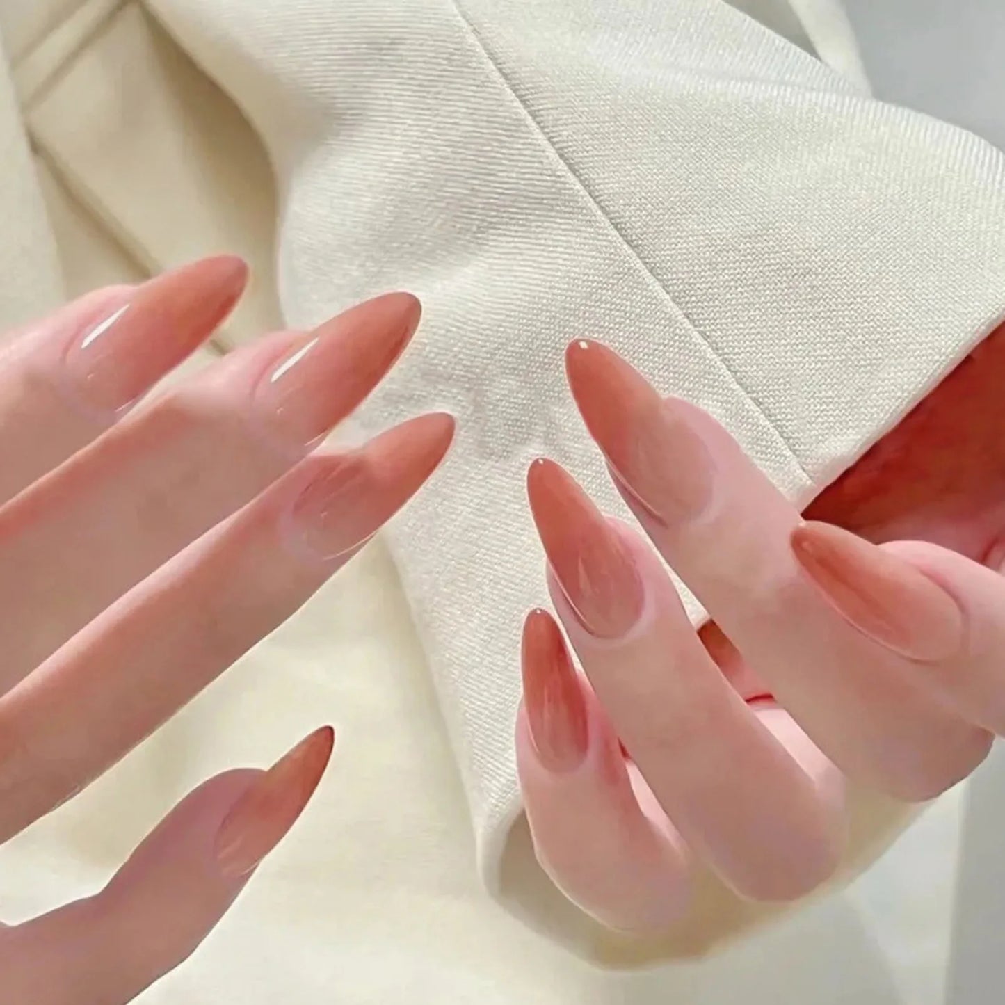 24 uñas postizas ovaladas con degradado azul oscuro, uñas postizas francesas suaves con efecto manchado, uñas artificiales cortas almendradas, fáciles de usar.