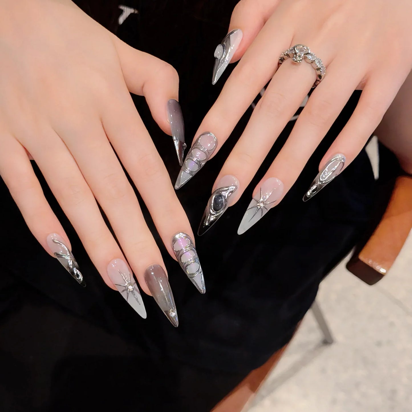 10 uñas postizas estilo punk hechas a mano con forma de aguja larga Y2k, parches de uñas postizas grises brillantes con decoración de rayas metálicas.