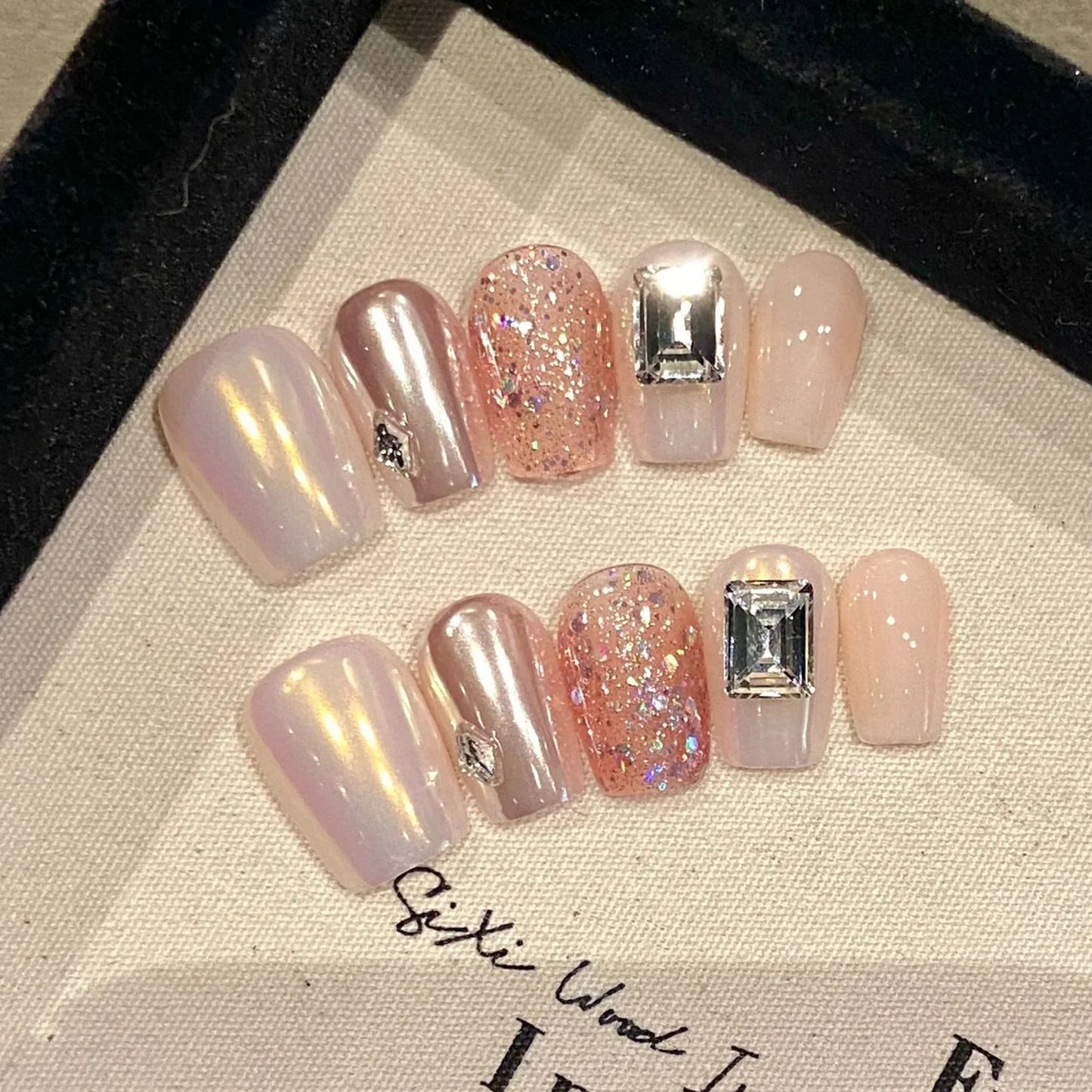 10 uñas postizas cuadradas cortas a presión, color rosa aurora, con brillantes diseños de diamantes de imitación, hechas a mano, con lentejuelas brillantes.