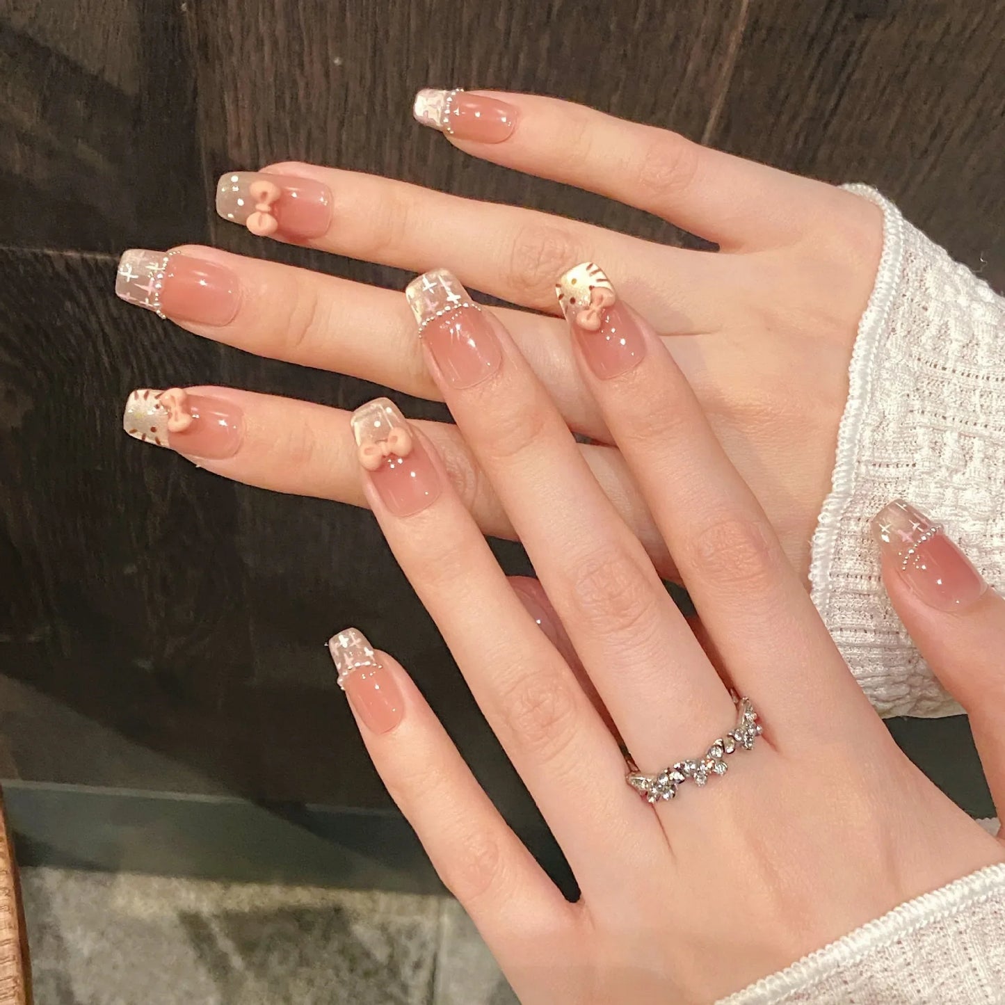 10 uñas postizas cortas de escalera hechas a mano, pintadas a mano, con diseño de gato dulce, color rubor francés y lazos rosas estéreo.