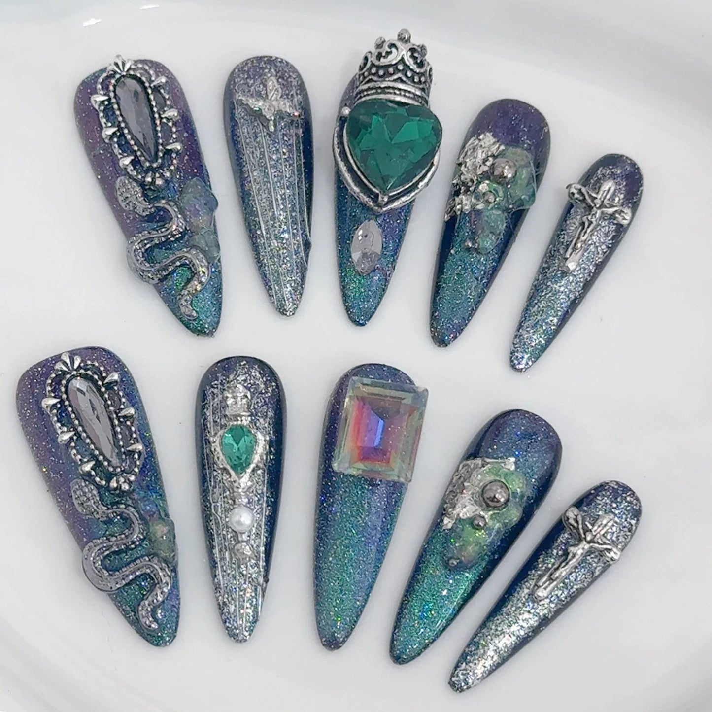 10 uñas postizas estilo punk hechas a mano con forma de aguja larga Y2k, parches de uñas postizas grises brillantes con decoración de rayas metálicas.