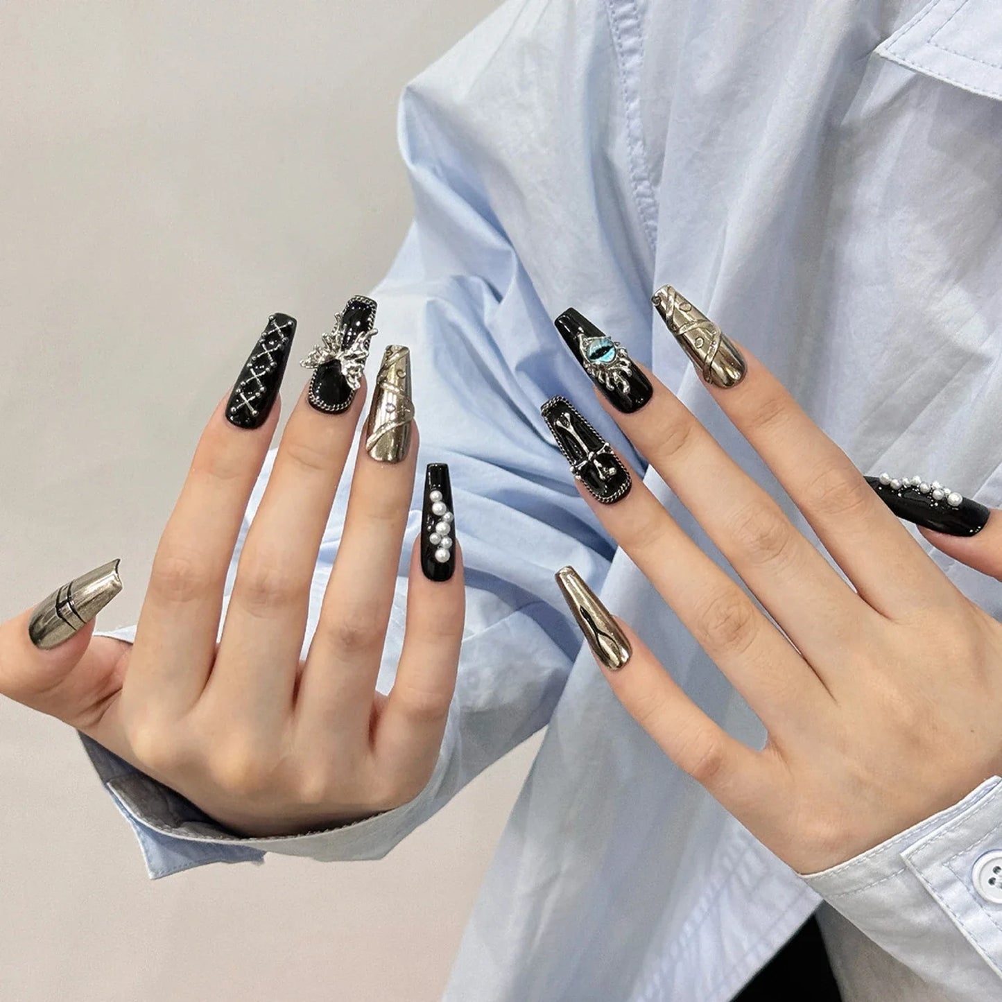 10 uñas postizas negras oscuras hechas a mano, de longitud media, estilo Y2k, con diseños de mariposas, cruces y perlas de metal, parches para uñas postizas.