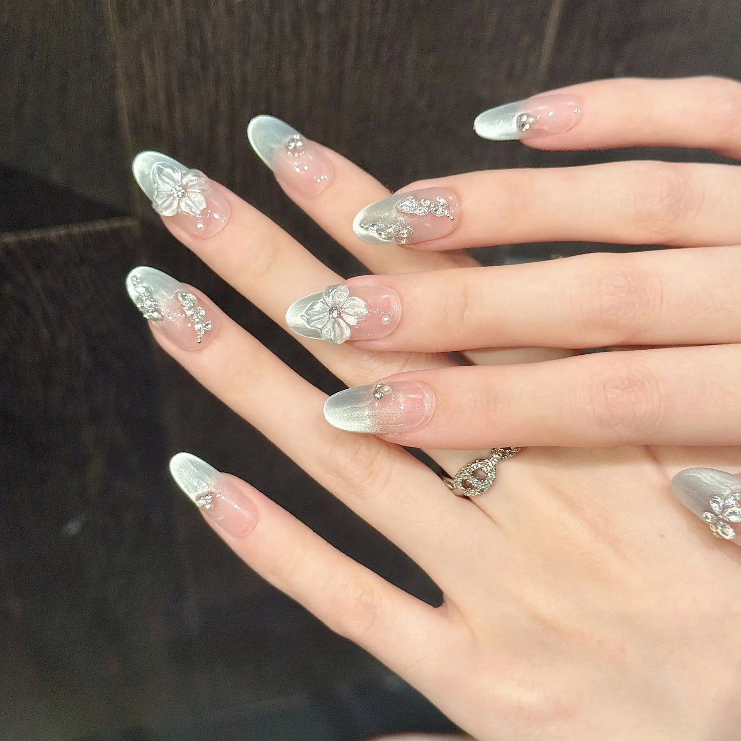 10 uñas postizas 3D talladas a mano con diseño de flor de hielo, color azul claro, estilo francés, estilo ojo de gato, hechas a mano, con encanto, para usar.