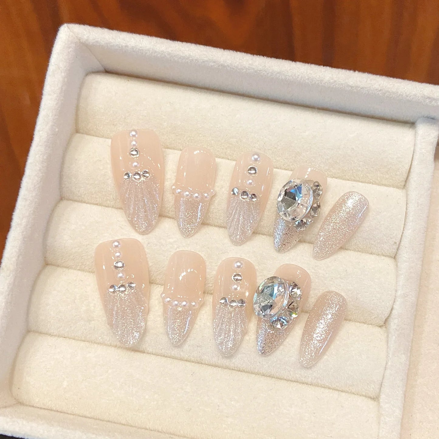 10 Stück handgefertigte künstliche Meerjungfrau-Nägel, kurz, mandelglänzend, Katzenauge, zum Aufdrücken der Nägel mit 3D-Schwanen-Designs, lila, französische falsche Nagelspitzen
