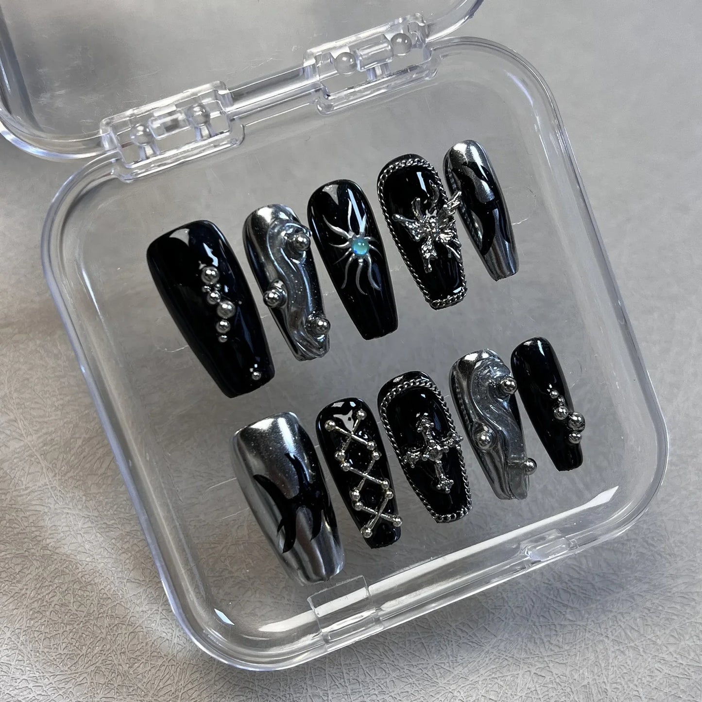 10 uñas postizas hechas a mano estilo punk Y2k con cadena de metal plateada y negra, uñas postizas de prensa, uñas de ataúd medianas, manicura desmontable.