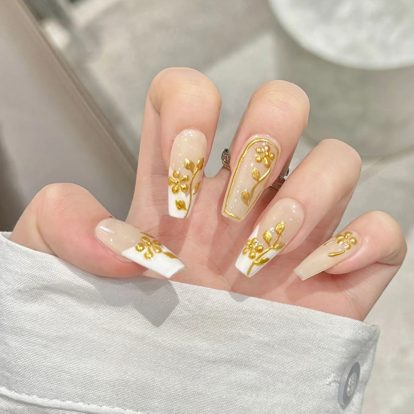 10 uñas postizas de otoño hechas a mano, de longitud media, con diseño de escalera y flores doradas, estilo francés blanco para mujer.