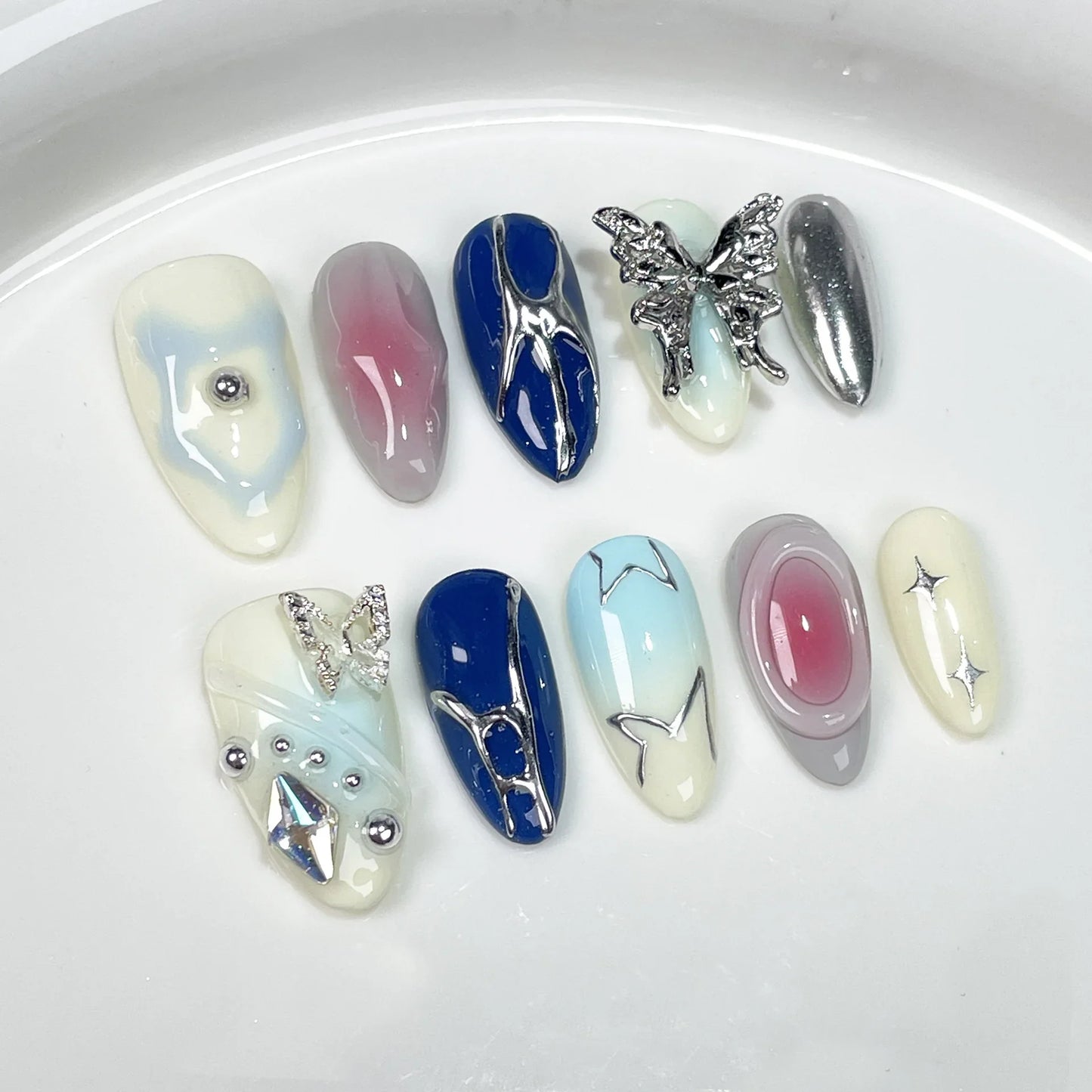 10 uñas postizas cortas rosas con diseño de pico de pato, frescas y dulces, hechas a mano con flores blancas 3D, de metal dorado y decoración de mariposas.