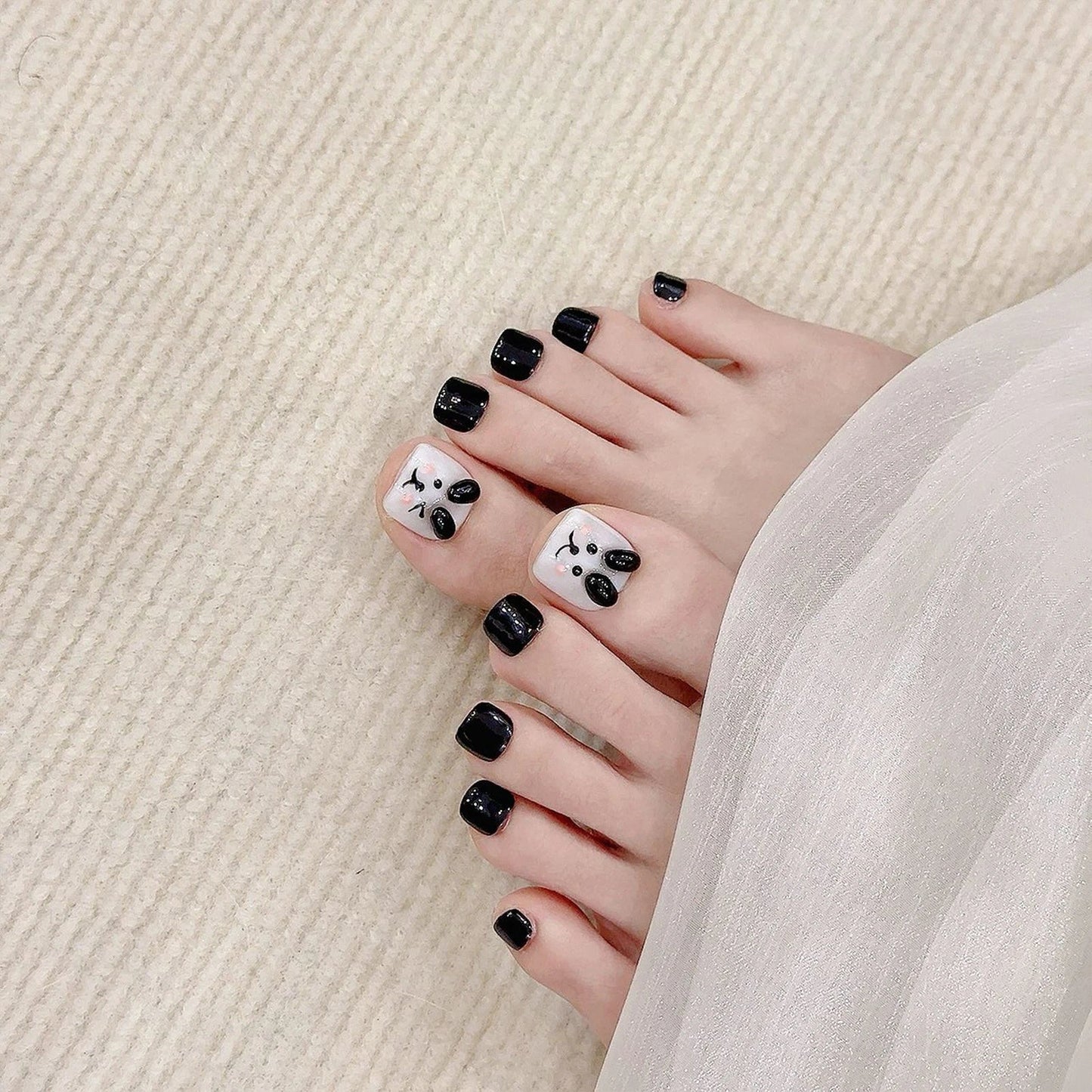 10 uñas postizas de cachorro pintadas a mano, cortas, cuadradas, negras y blancas, con diseño creativo y adhesivo.