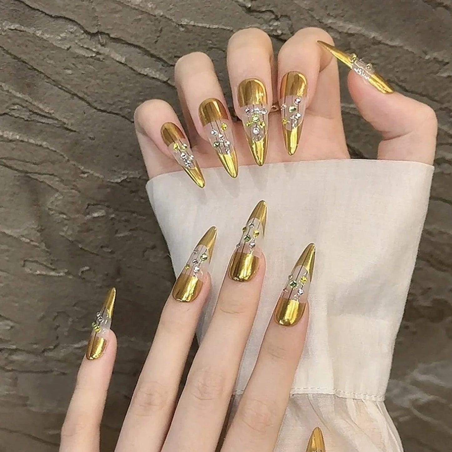 10 uñas postizas doradas hechas a mano, ligeras y lujosas, con diseños de diamantes brillantes, parches de uñas postizas almendradas largas desmontables.