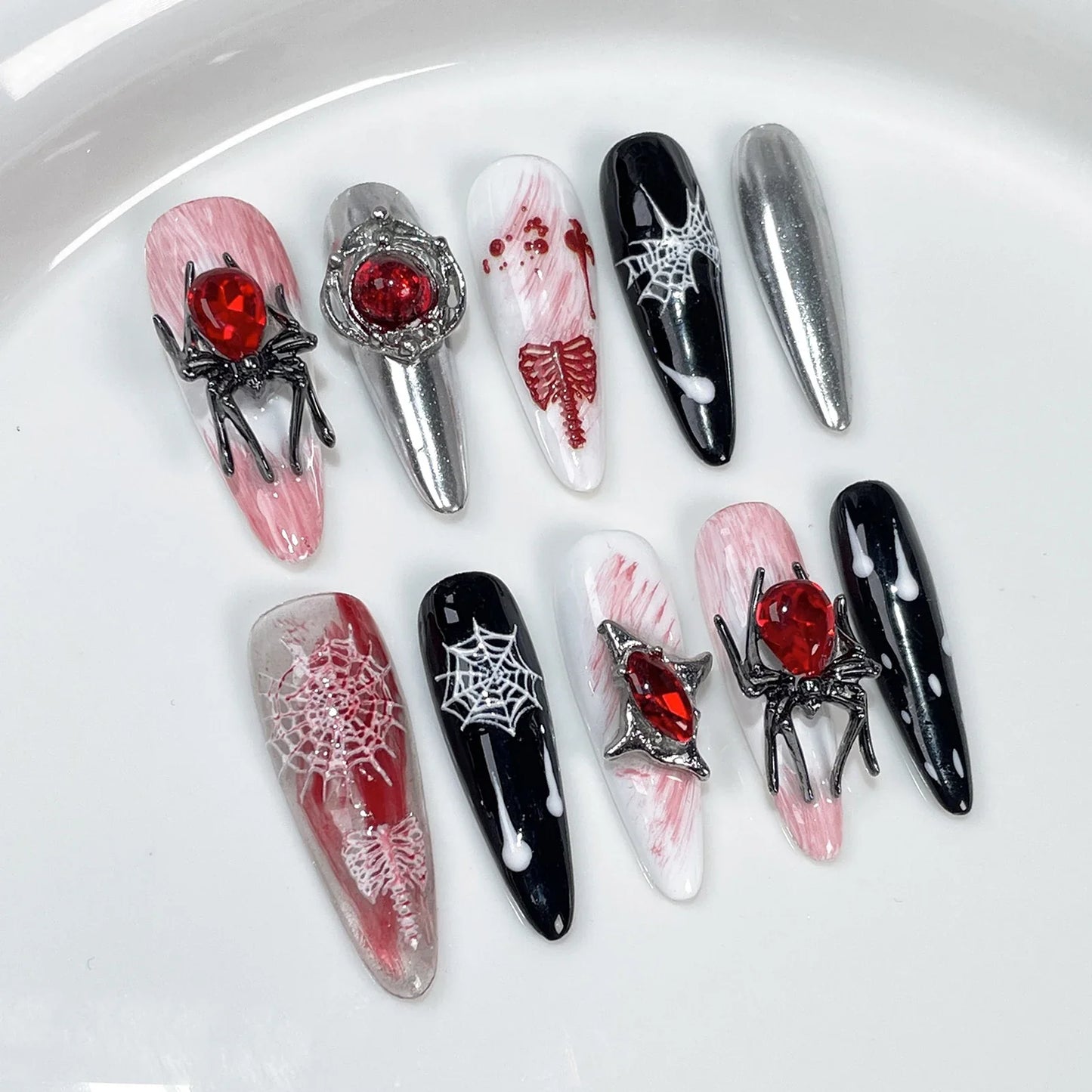 10 uñas postizas estilo punk hechas a mano con forma de aguja larga Y2k, parches de uñas postizas grises brillantes con decoración de rayas metálicas.