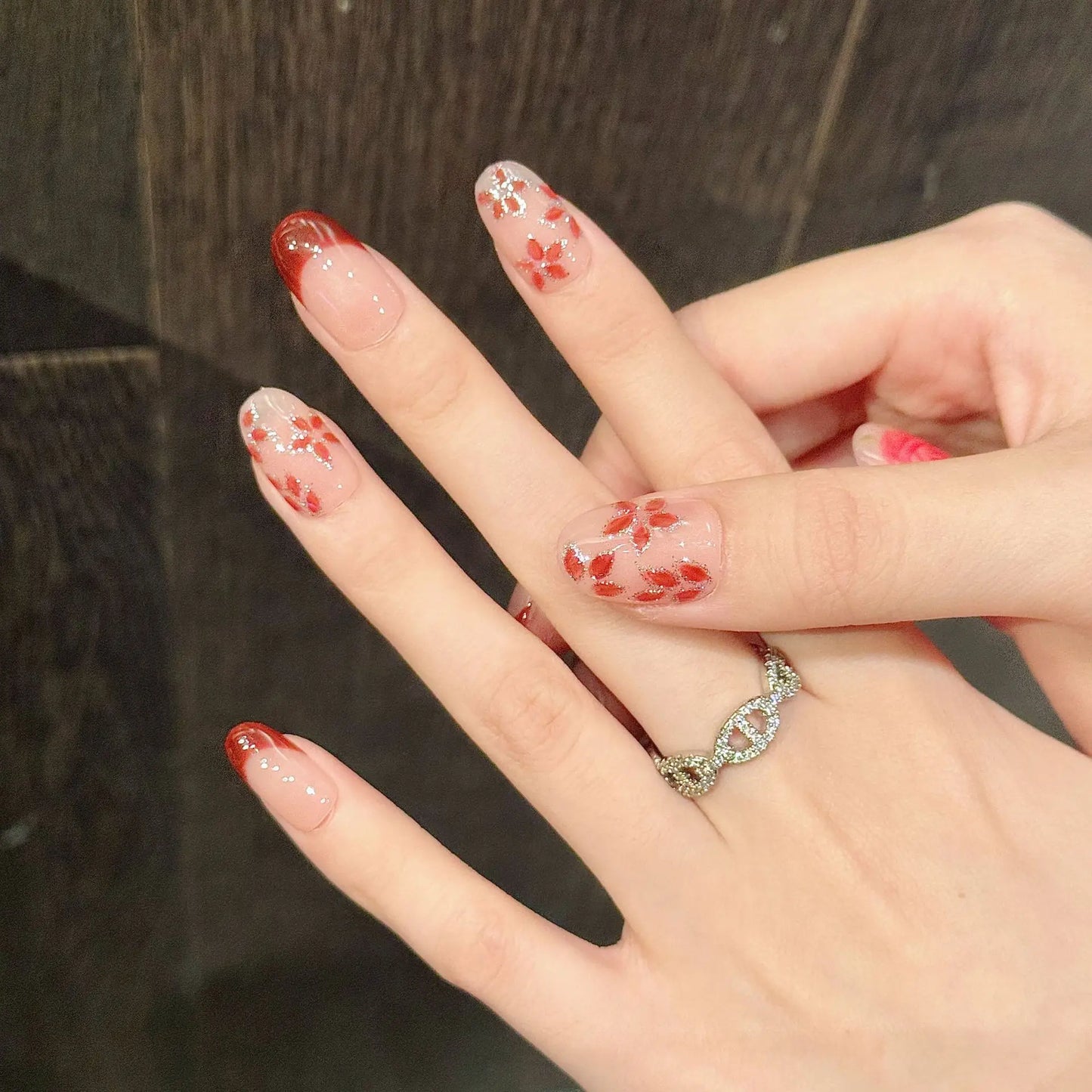 10 uñas postizas románticas de rosas hechas a mano con diseños de flores rojas pintadas a mano, uñas postizas cortas estilo almendra francesa.