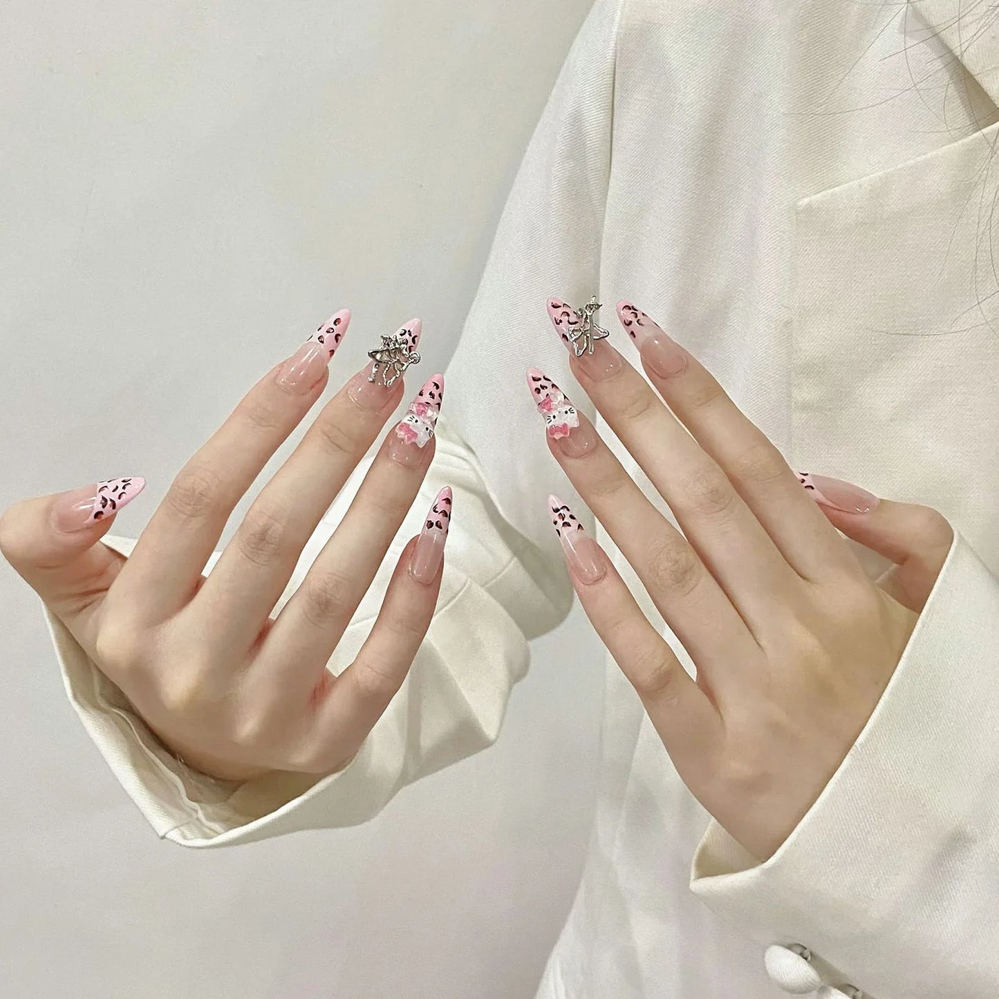 10 parches de uñas postizas francesas rosas, hechos a mano, con diseño de almendras largas, con estampado de leopardo y cadena de metal.